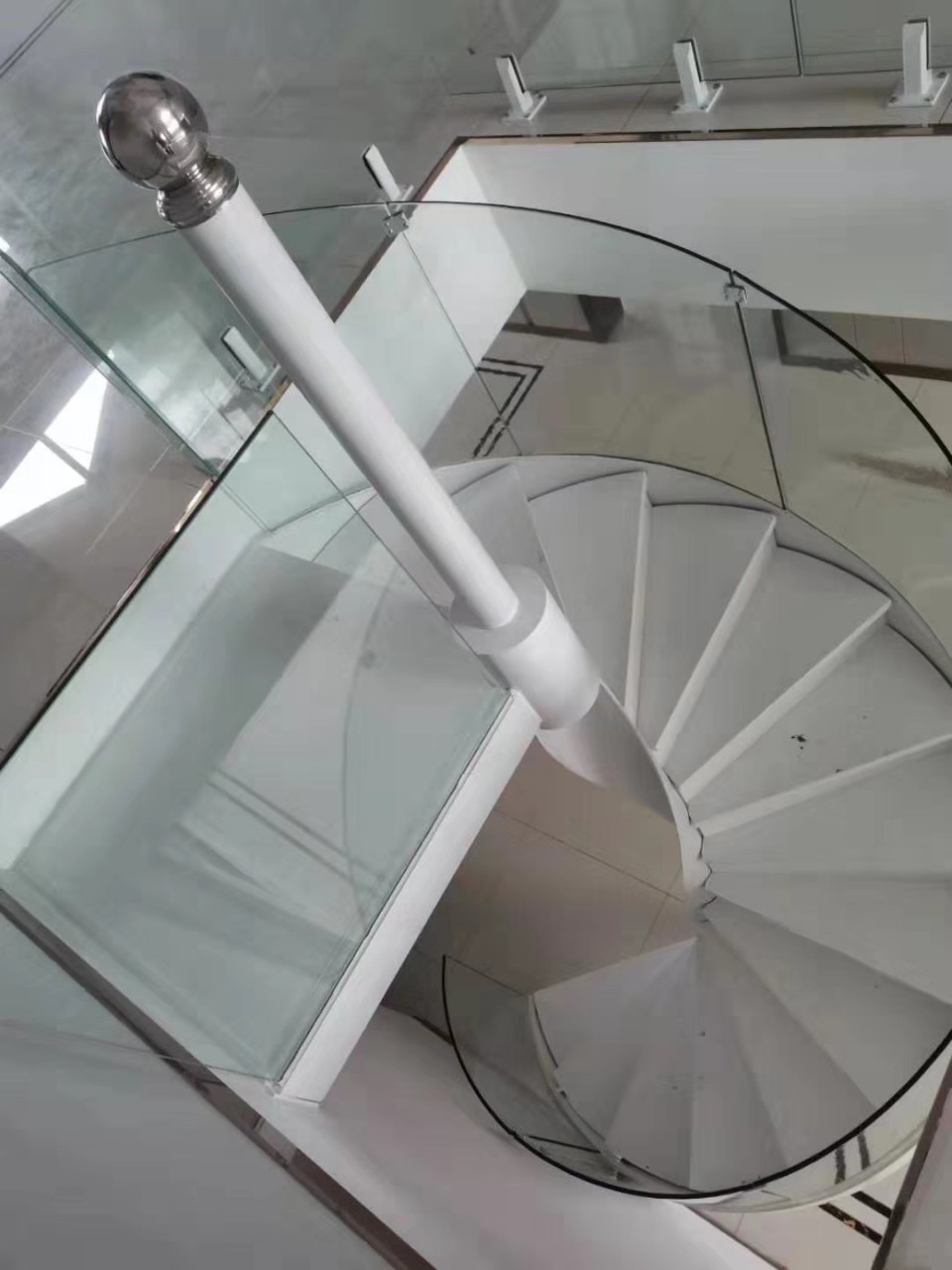 双梁玻璃楼梯,弧形楼梯,卷板楼梯,钢化玻璃楼梯,智能灯带楼梯