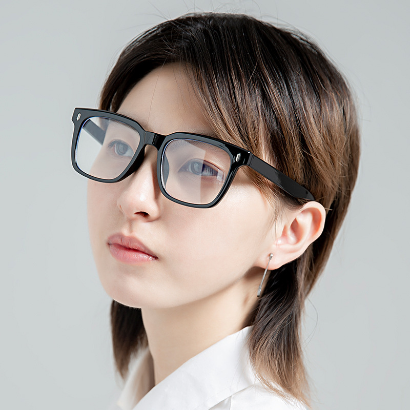 配眼镜近视女圆脸