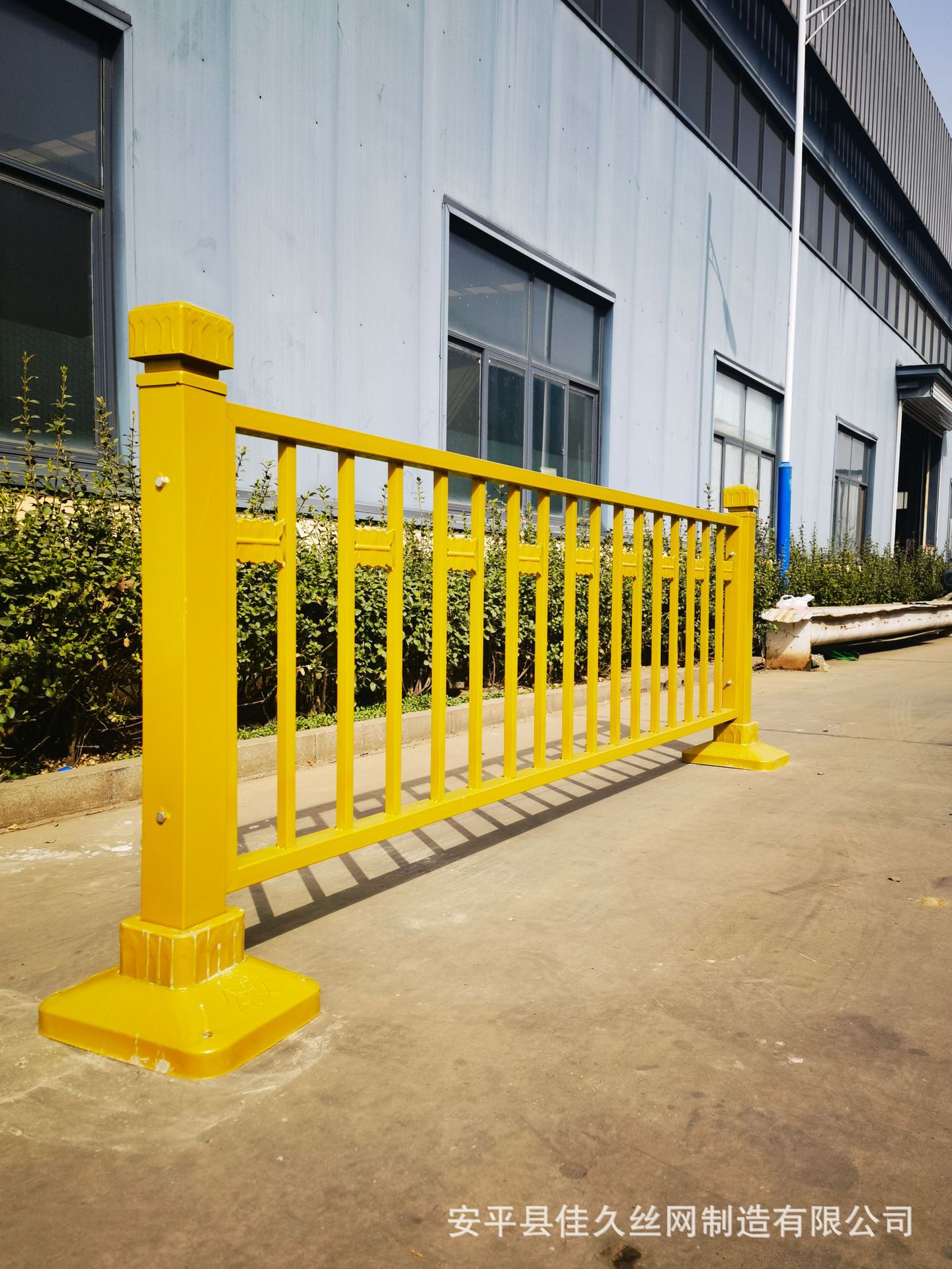 厂家供应黄金护栏 长安街同款金黄市政道路护栏异形交通护栏