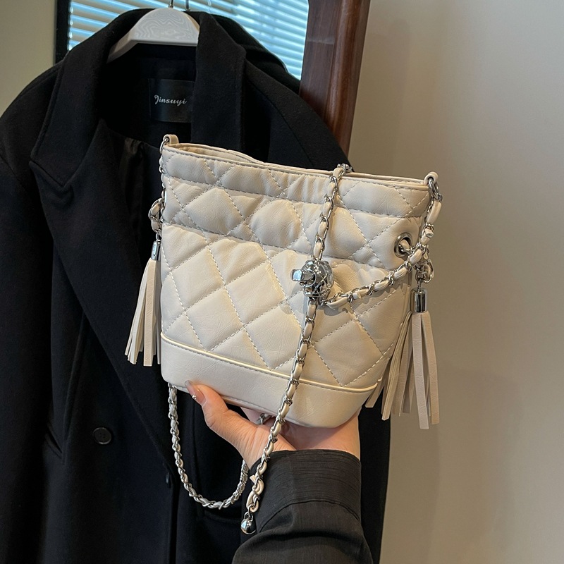 2024个性大菱格抽带小金珠金属链条单肩包斜挎包带流苏女包新款