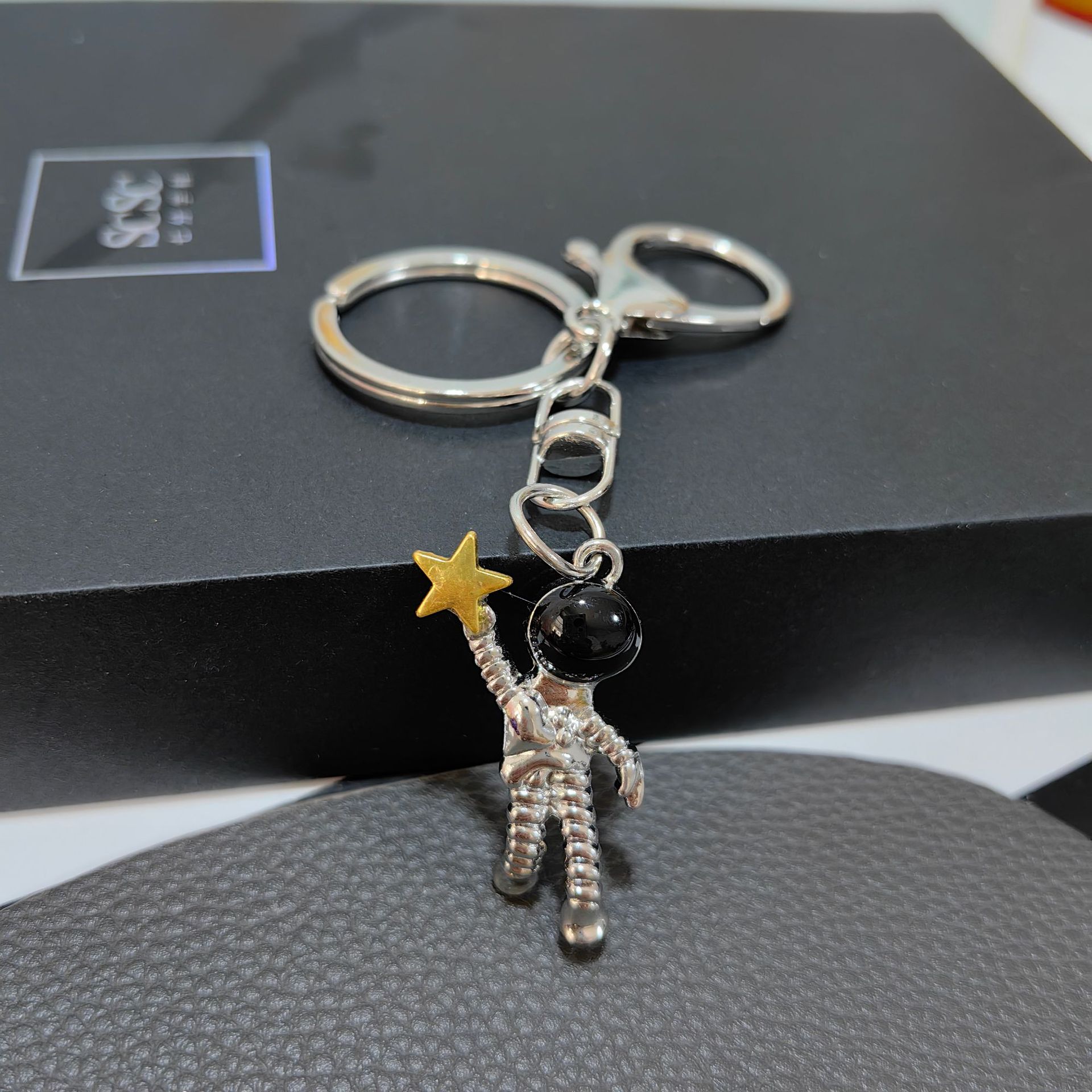 Cross-Border Personality Trendy Spaceman Astronaut Star Picking Keychain Niche Robot Men and Women Couple Bag Ornaments