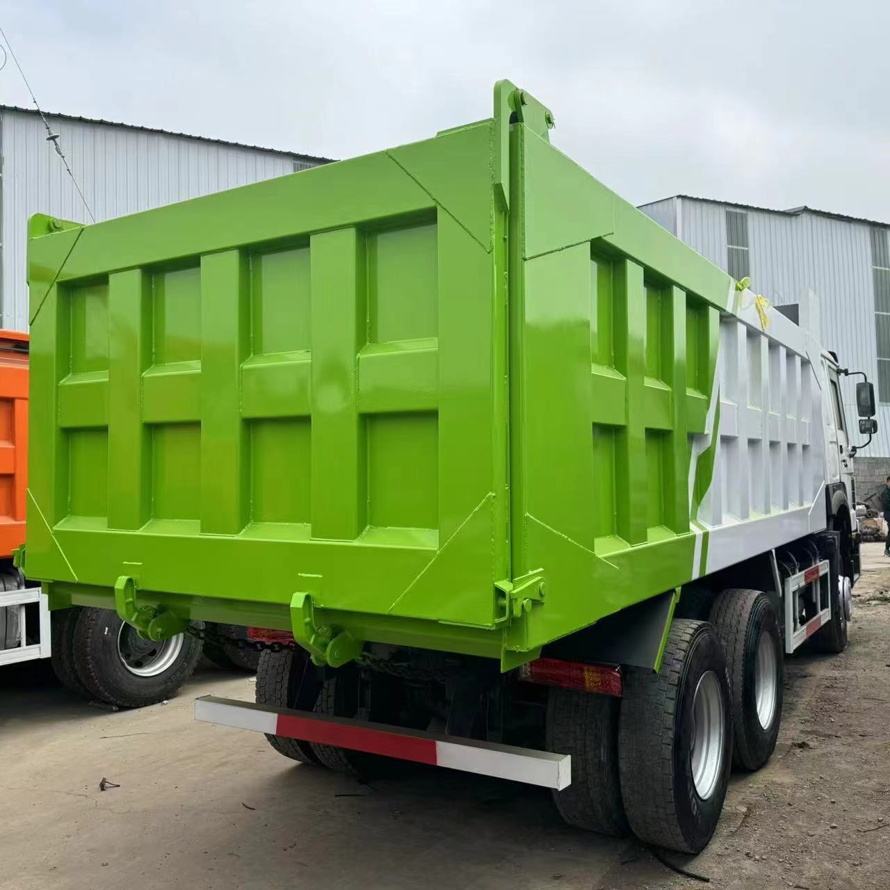 出口非洲二手自卸车欧二5米6豪沃 翻斗车二手6x4后八轮工程卡车