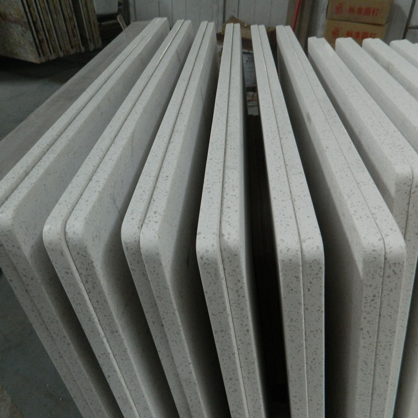 厂家批发人造石纯白单色石英石板材 现货石英石台面磨边倒圆角