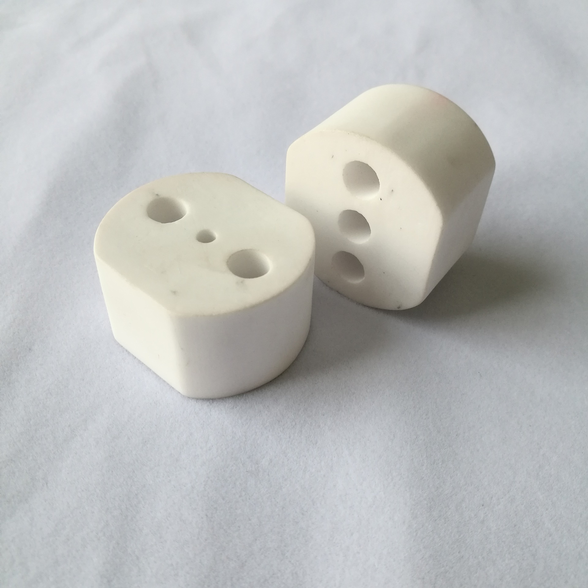 绝缘氧化铝陶瓷块95瓷打孔陶瓷砖高硬度氧化铝陶瓷件