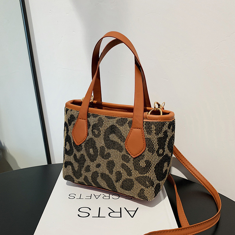 今年流行包包女秋冬2021新款时尚手提水桶包质感复古豹纹斜挎包