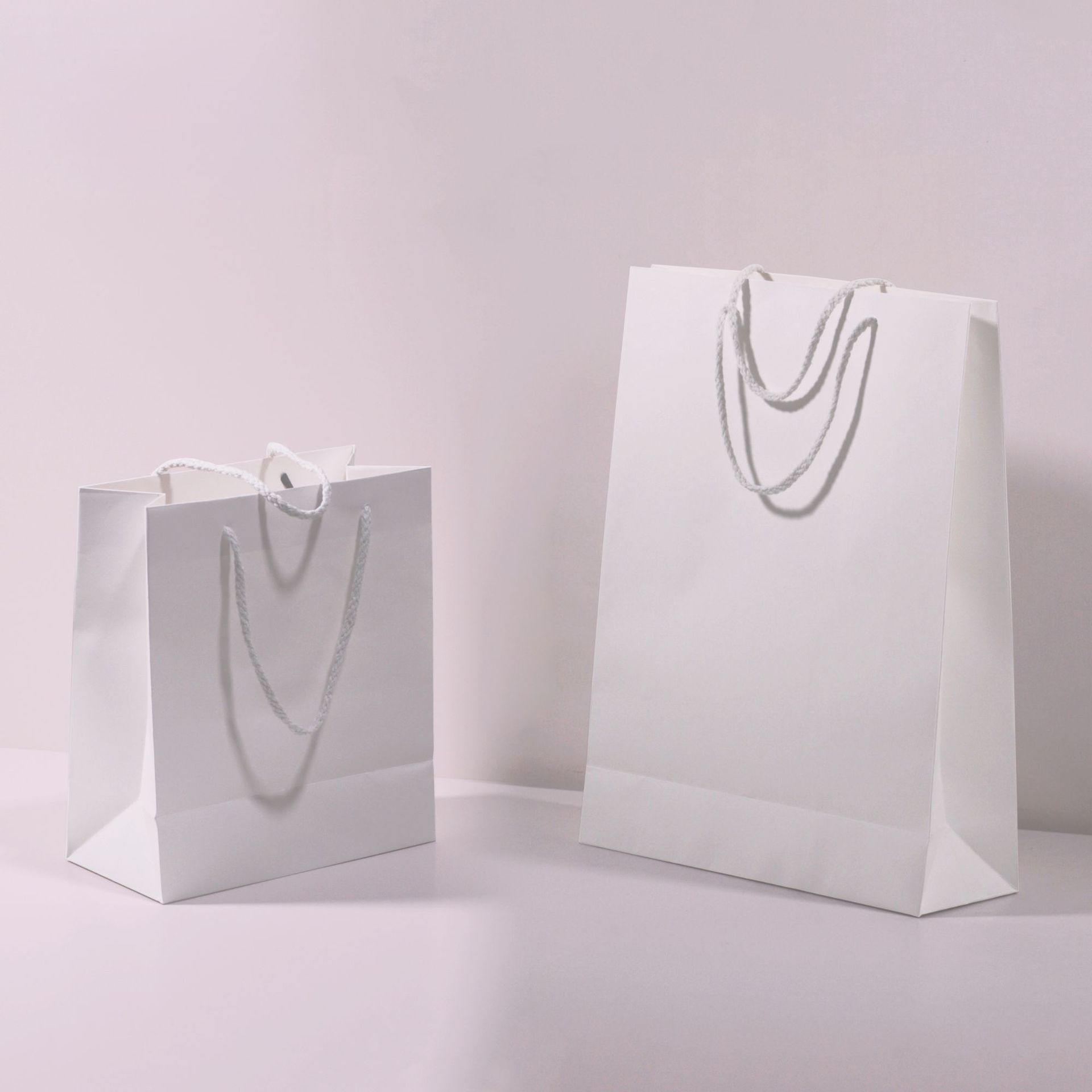 成都发货牛皮纸手提袋空白无字 白色纸袋现货销售 通用服装购物袋