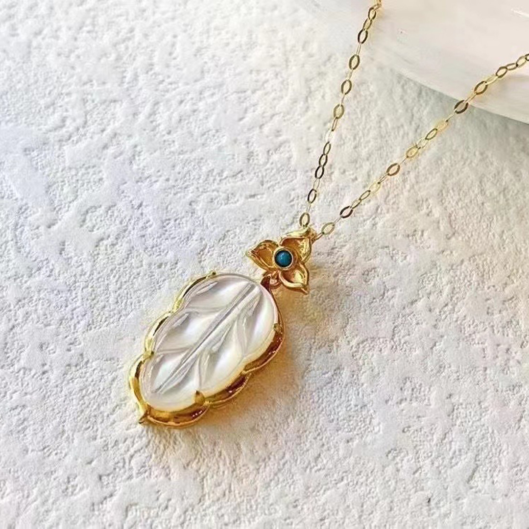 新款18k金枝玉叶项链女au750黄金白贝树叶叶子锁骨链吊坠挂件批发