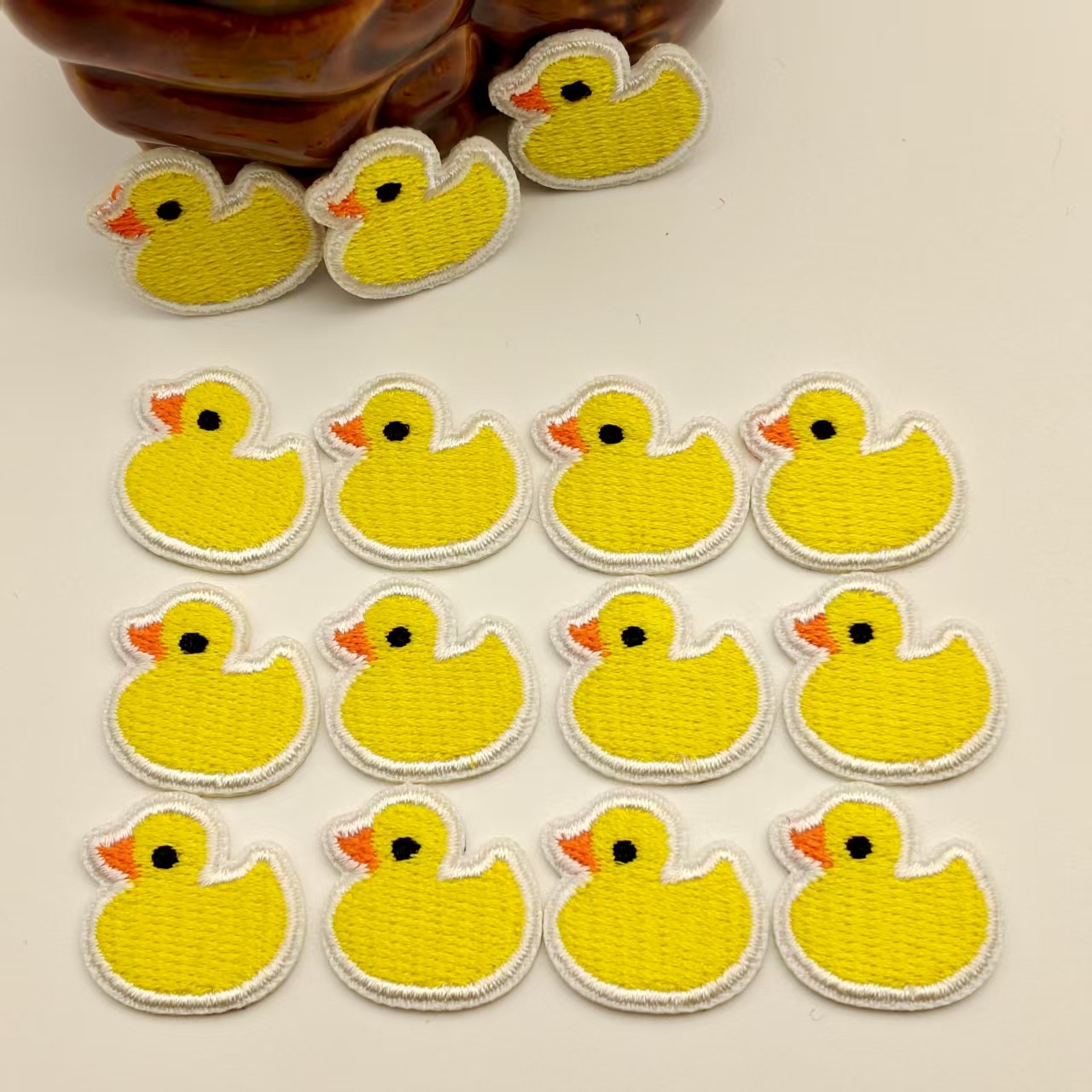 小黄鸭刺绣布贴服饰箱包热熔胶刺绣章DIY手机冰箱贴绣片元素补丁