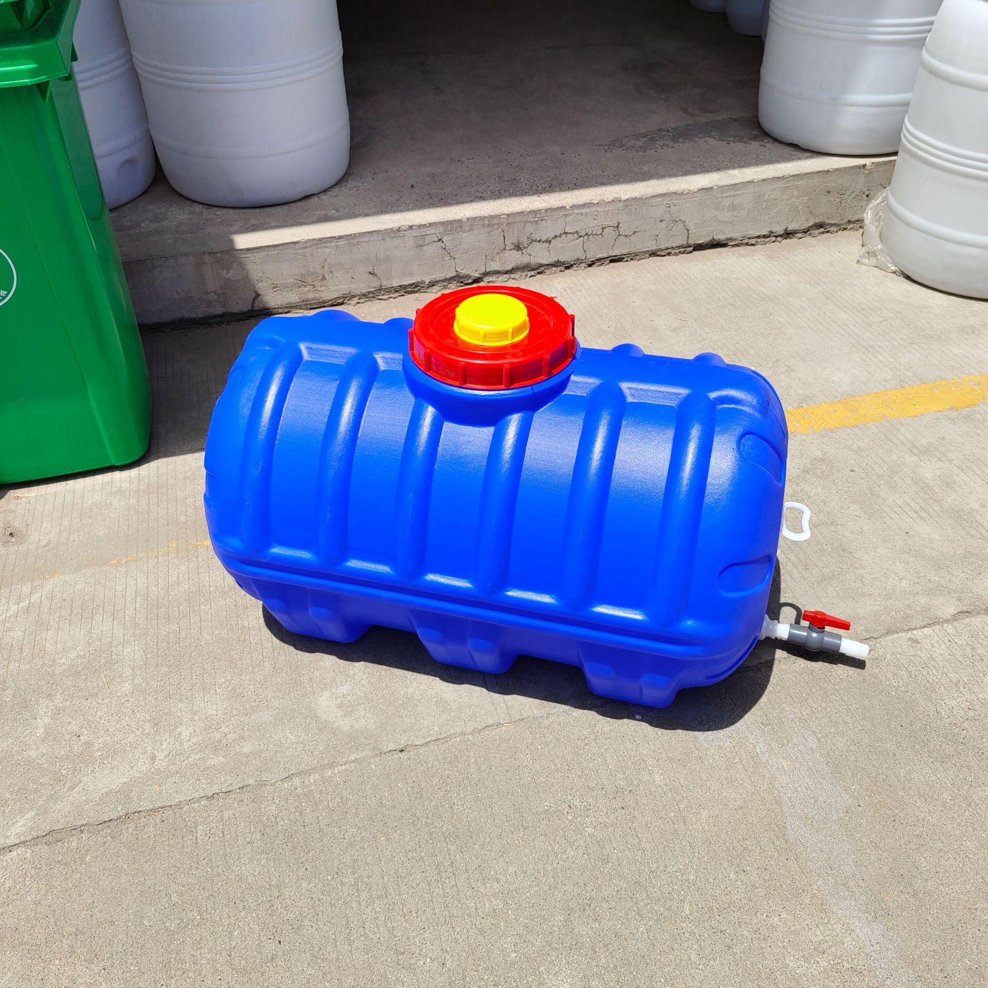 卧式水塔卧式水罐多种型号多种颜色灌溉桶储水桶晒水大白桶洒水桶