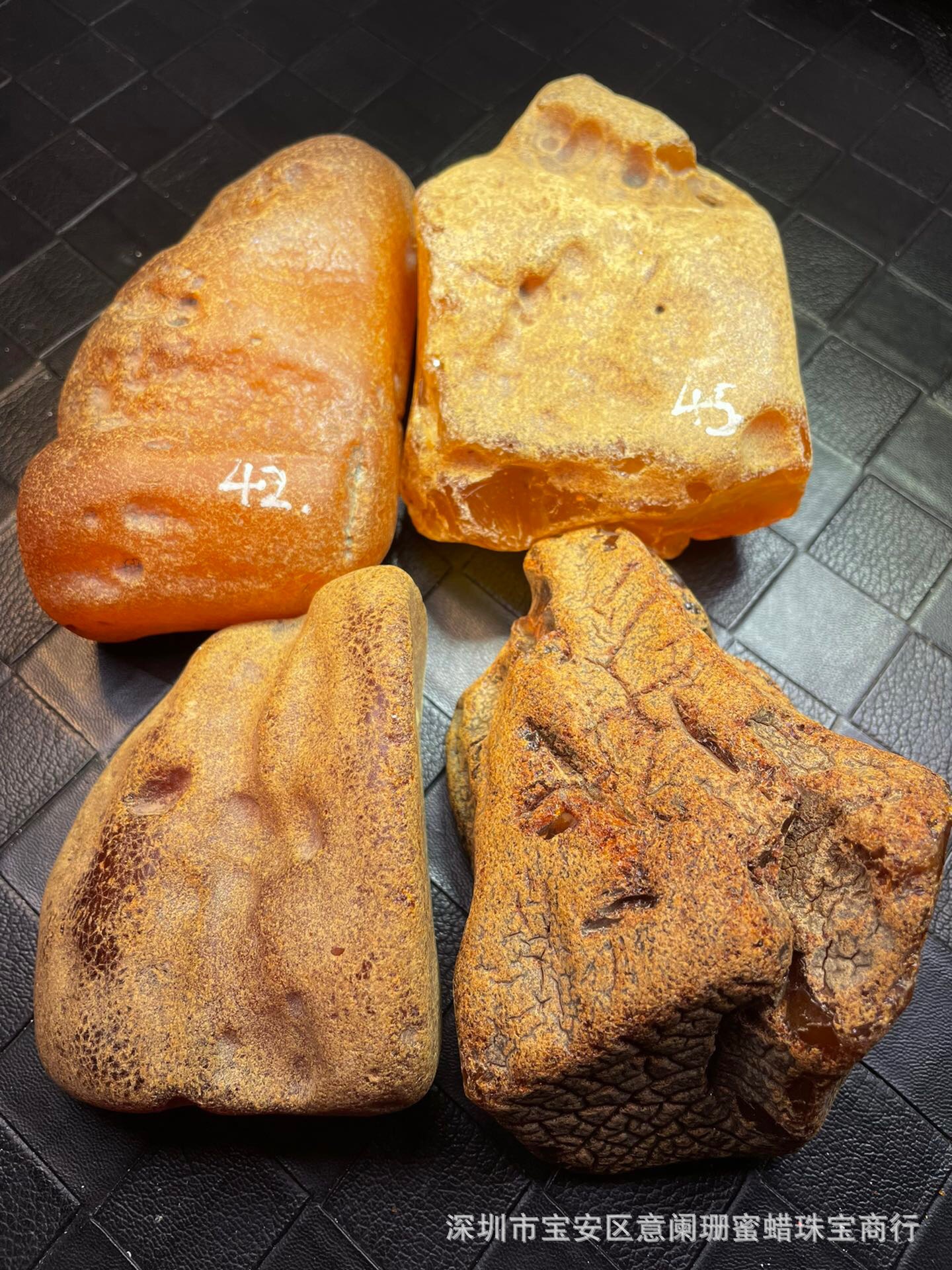 松岗源头工厂 原矿蜜蜡原石 品质好价格低 100-300克 打灯无杂裂