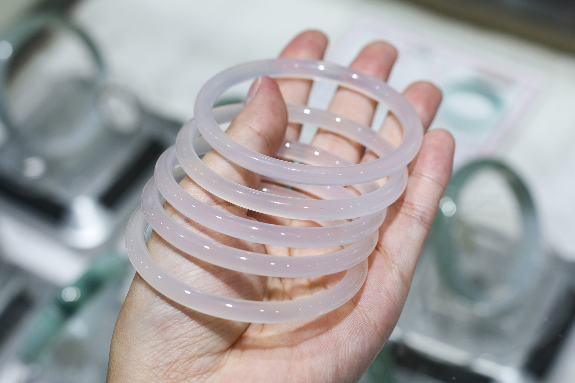 厂家批发玛瑙冰种荔枝冻白玉髓手镯圆条叮当镯玉石玉器直播礼品