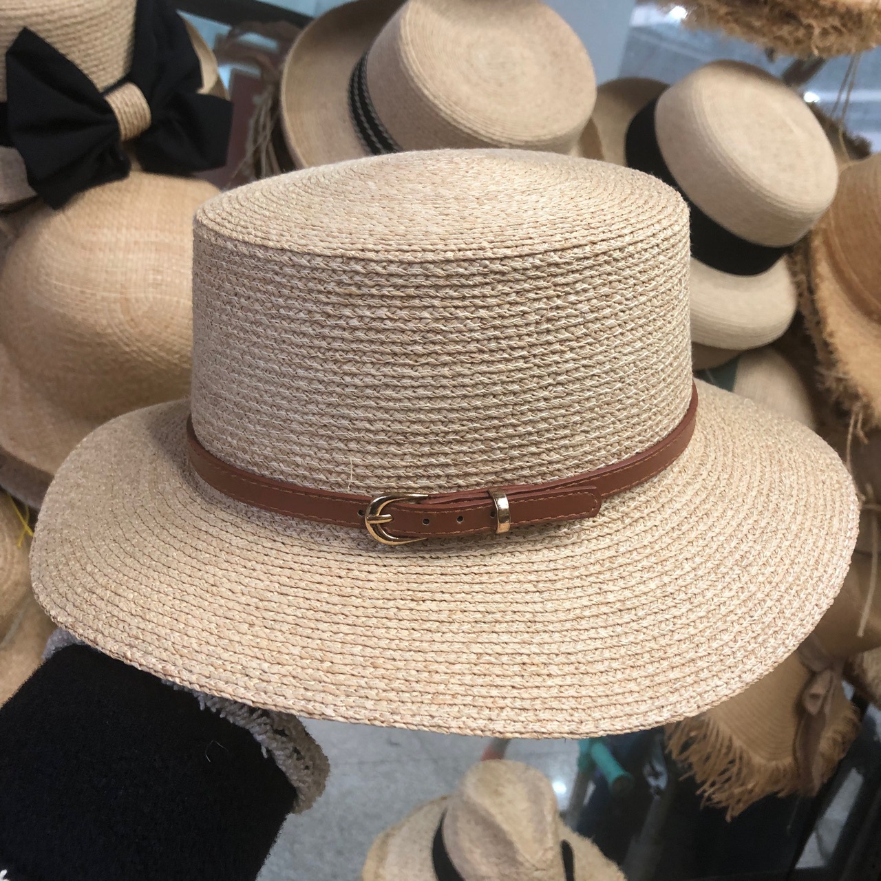 现货新高品质拉菲草手编细辫平顶宽檐礼帽皮带扣简约气质高雅草帽