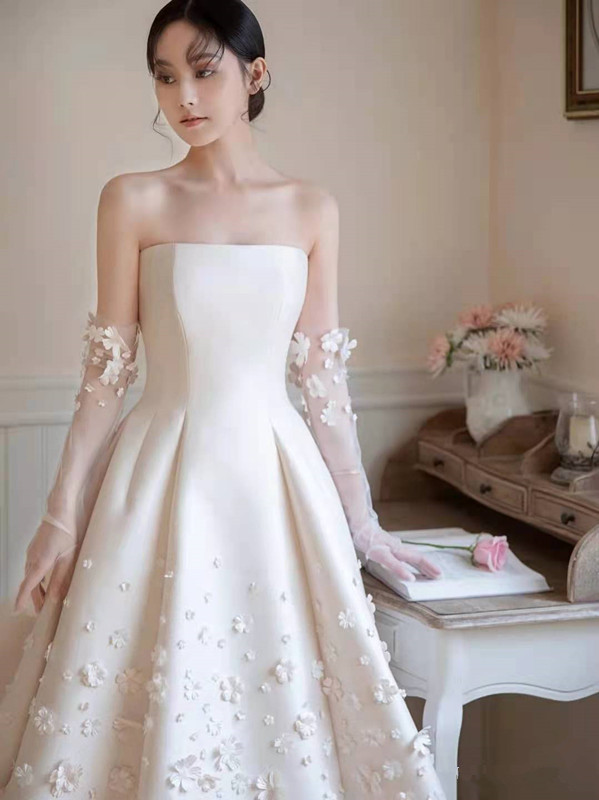 2021年新款法式缎面抹胸花朵大拖尾婚纱结婚主婚纱修身显瘦