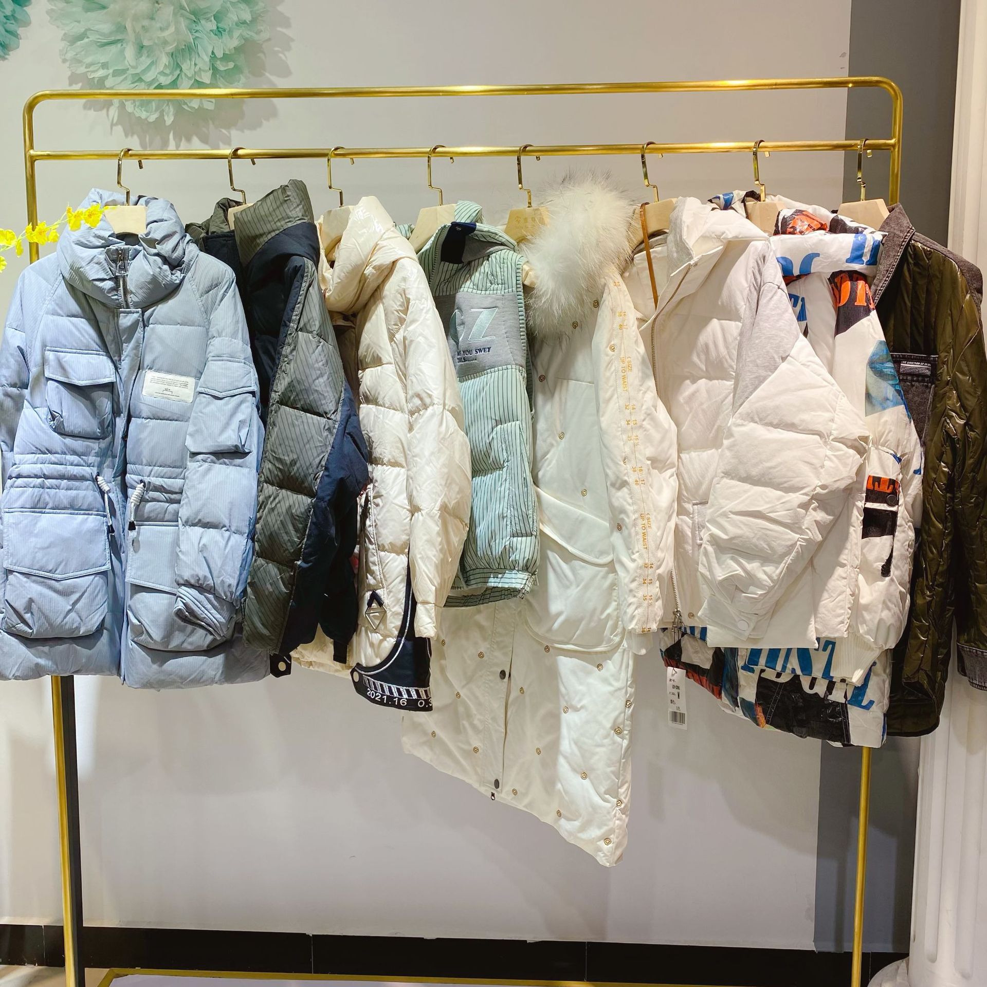 冬装羽绒服地摊批发清仓品牌撤柜外贸女装一手货源大码外套女三彩