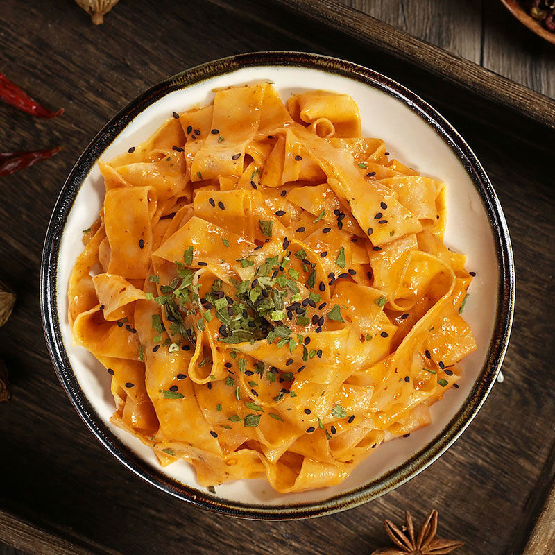 拌面方便面网红麻酱红油面皮批发整箱麻将面皮桶装宽面皮速食面