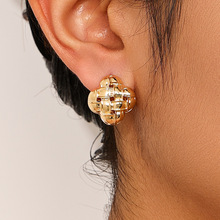 1对新式个性菱格花朵条纹海螺光面花形耳钉耳扣式耳饰