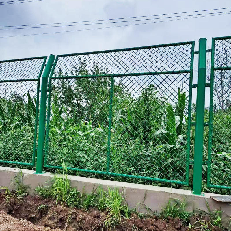 山林果园菜地圈地护栏 厂区隔离防护菱形网围栏 草绿色钢板网护栏