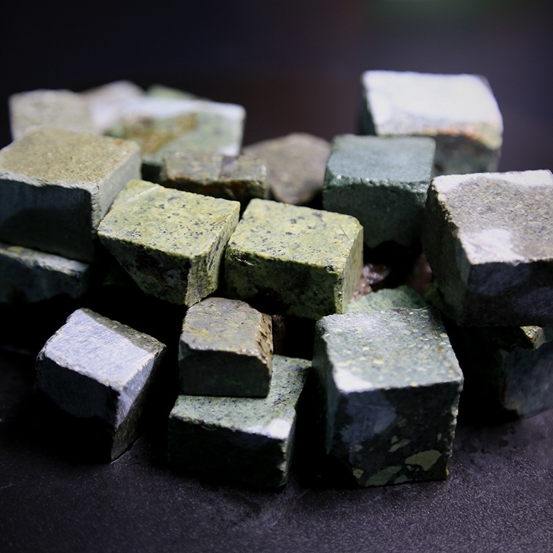 新疆五彩湾硅碳晶绿角砾绿天宝能量陨石切块泡茶煮饭石泡酒切块
