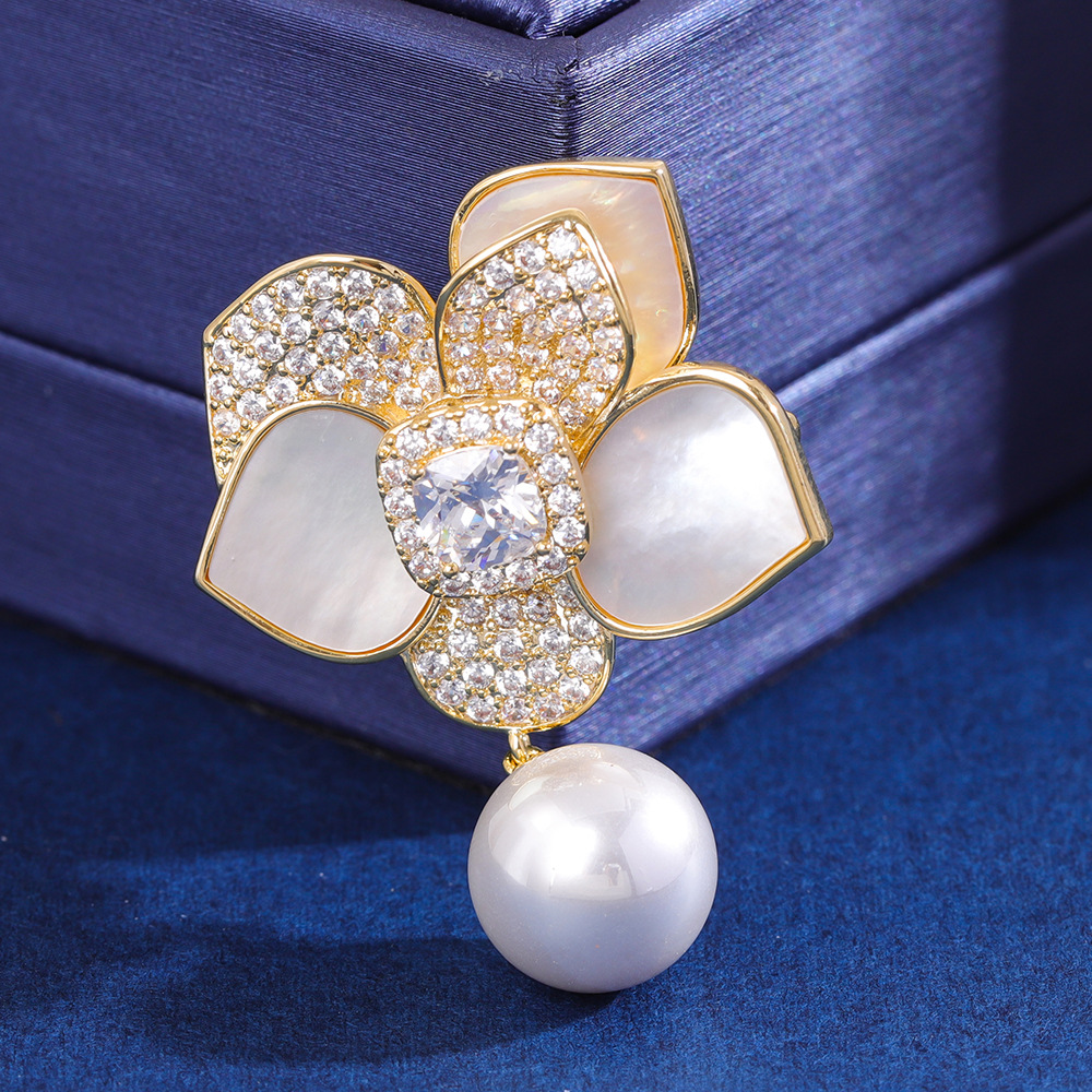 山茶花胸针新款高档奢华微镶天然贝母花朵服装配饰高级感珍珠胸花