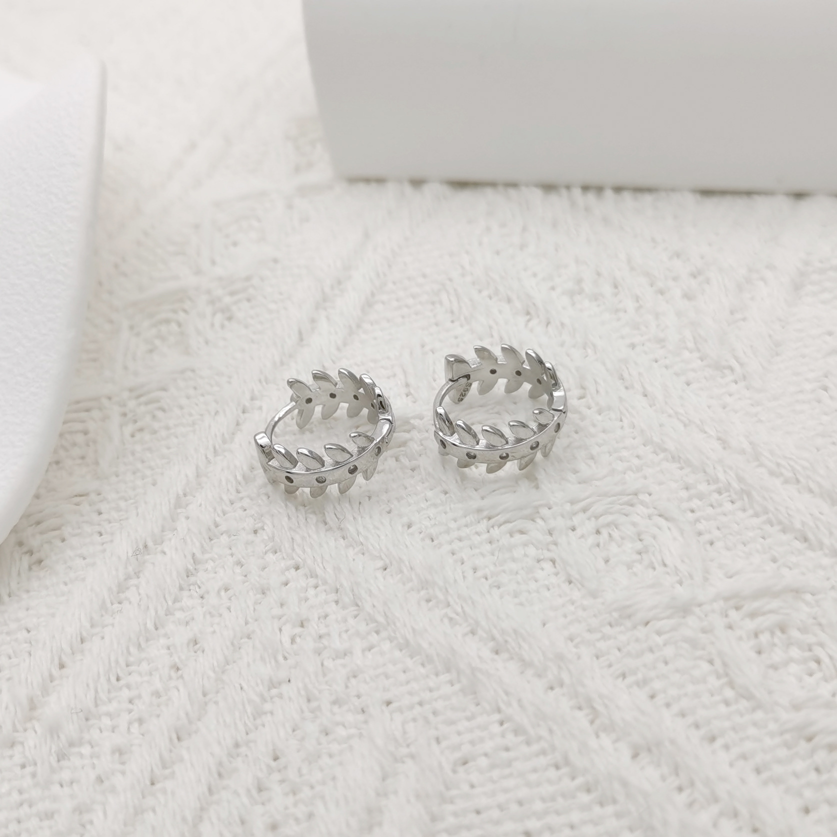 通体925银(连排小锆石橄榄树叶子耳扣)日韩简约小清新气质耳饰