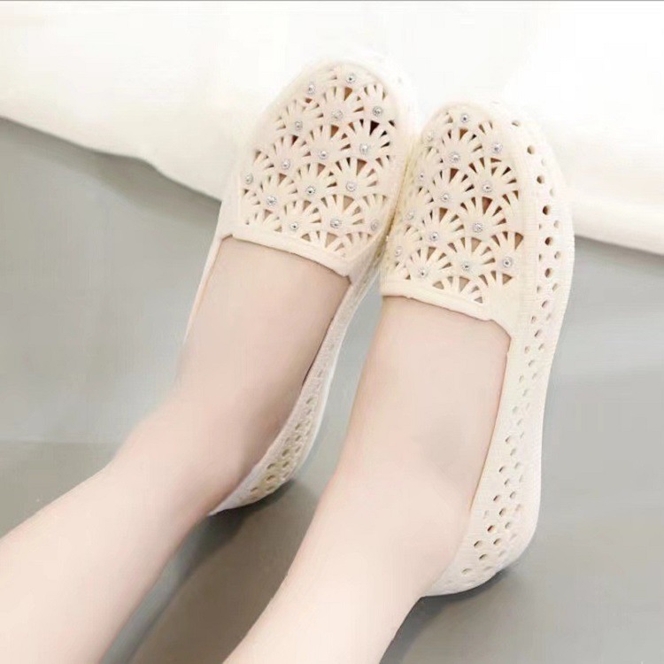 New Summer Closed Toe Flat Hole Shoes Mom Shoes Fashion Loafers Nurse Shoes Non-Slip Bathroom Sandals for Women