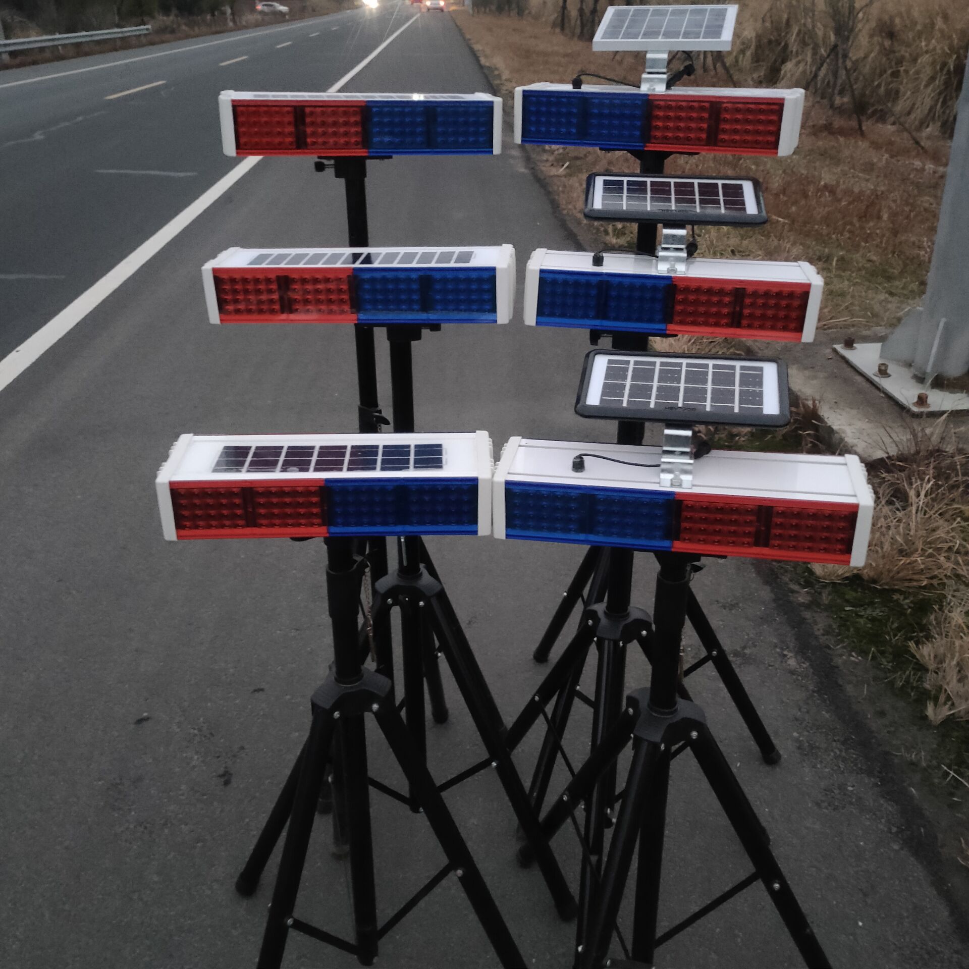 太阳能爆闪灯一体式分体式红蓝双面四片警示灯道路施工信号灯移动