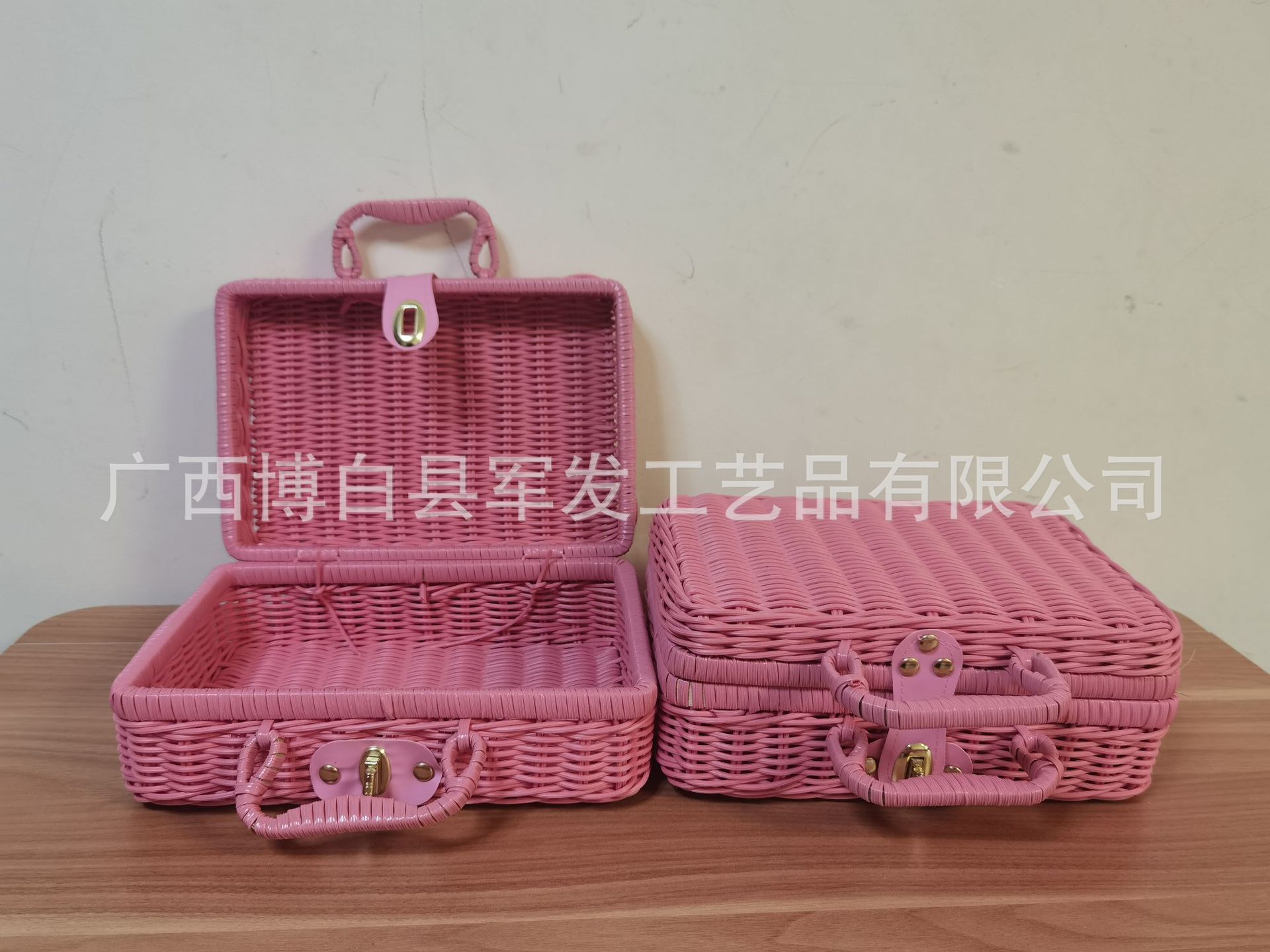 SOURCE Manufacturer Imitation Rattan Boxes Hand Gift Suitcase Cosmetic Finishing Decorative Photo Retro Props Storage Rattan Boxes