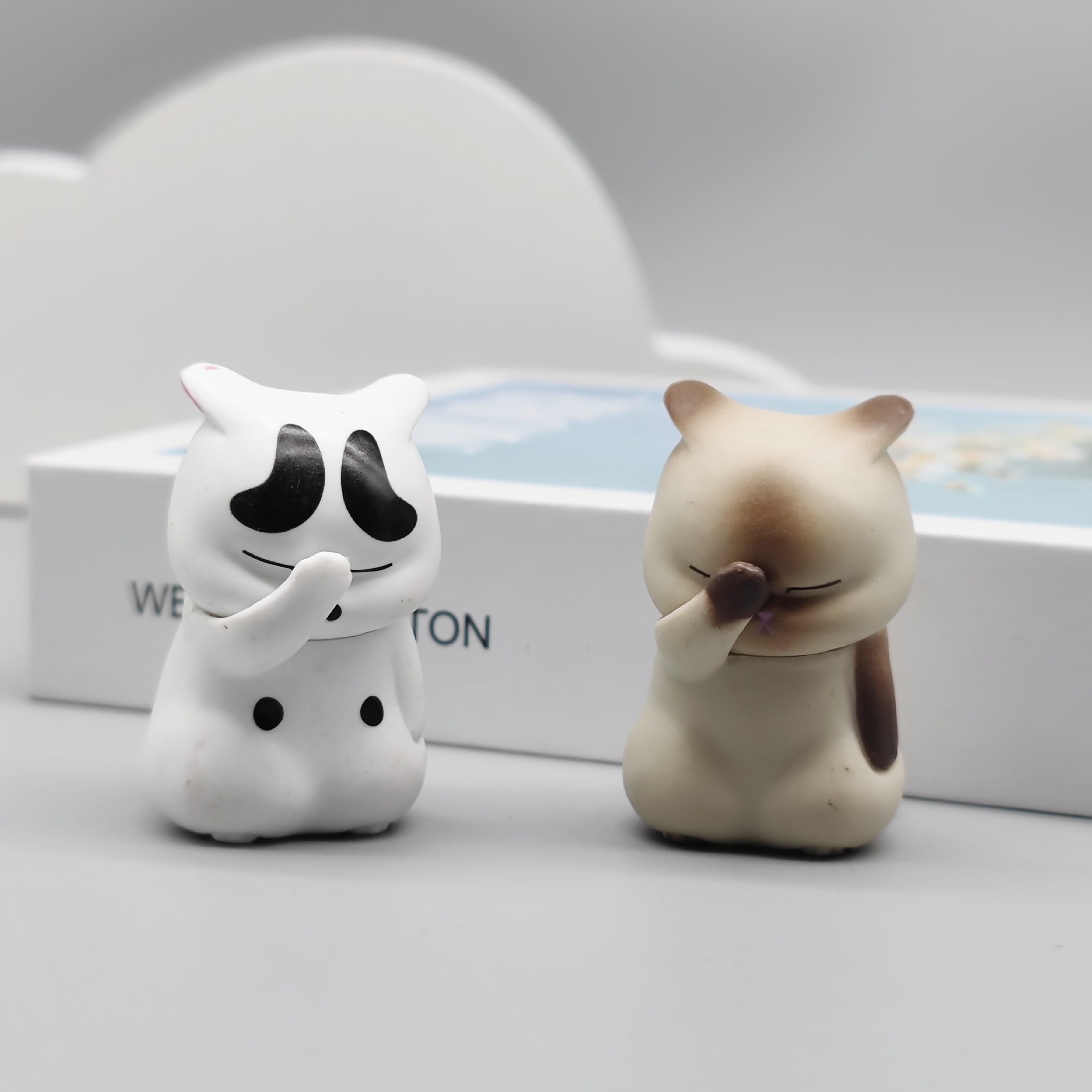 3款可爱捂脸猫手办 微景观办公室桌面摆件小公仔居家车载用品批发