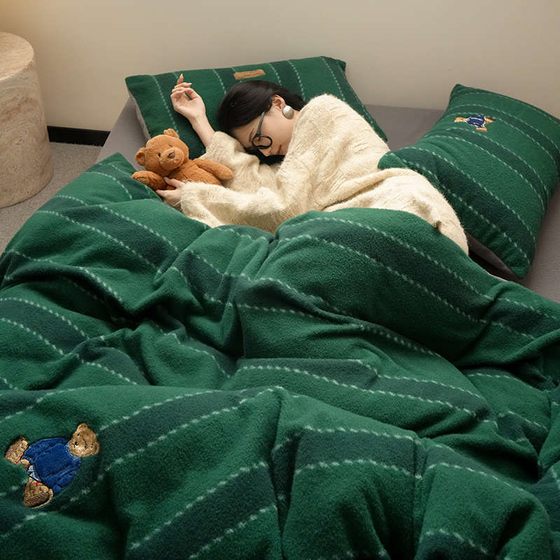 拉夫经典条纹墨绿小熊高颜值牛奶绒四件套仿羊绒可爱贴布绣秋冬款