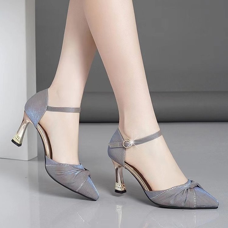 细跟露趾高跟鞋女2024夏季新款水钻银色宴会鞋一字扣带女凉鞋