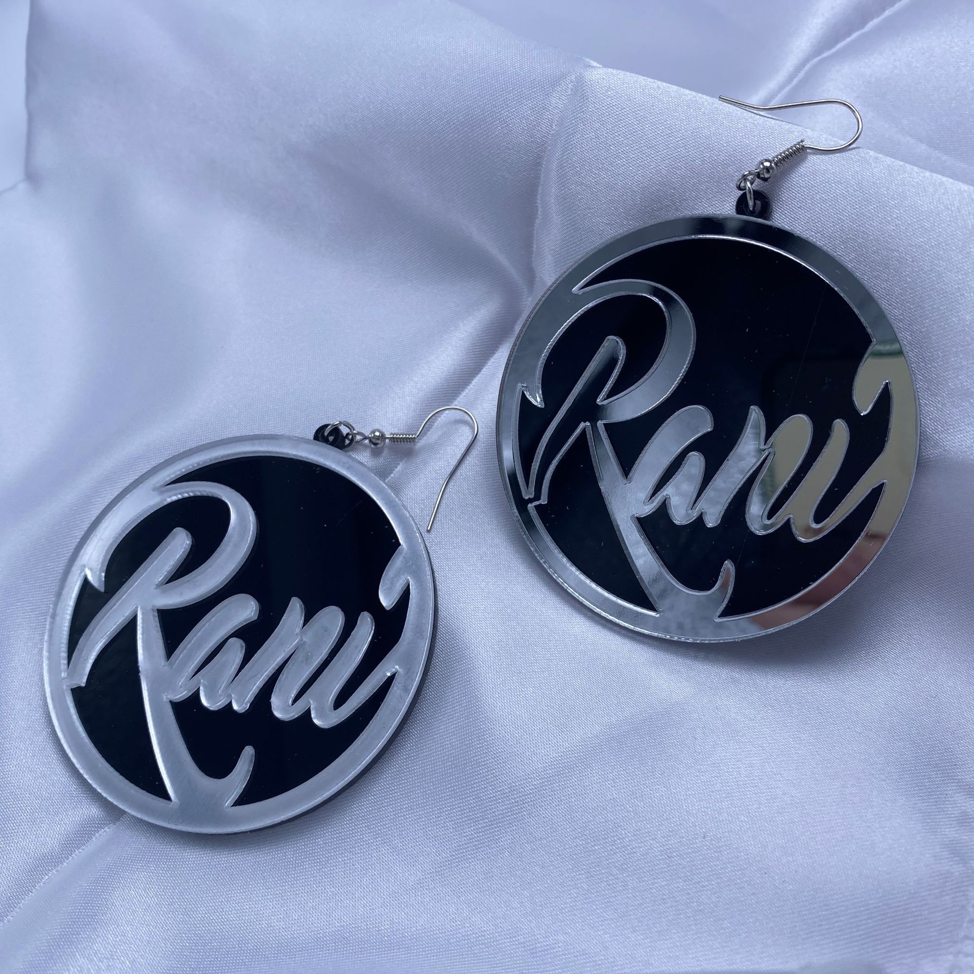 新说唱嘻哈风rap英文名牌圆形耳钩欧美潮流亚克力耳坠境外热销