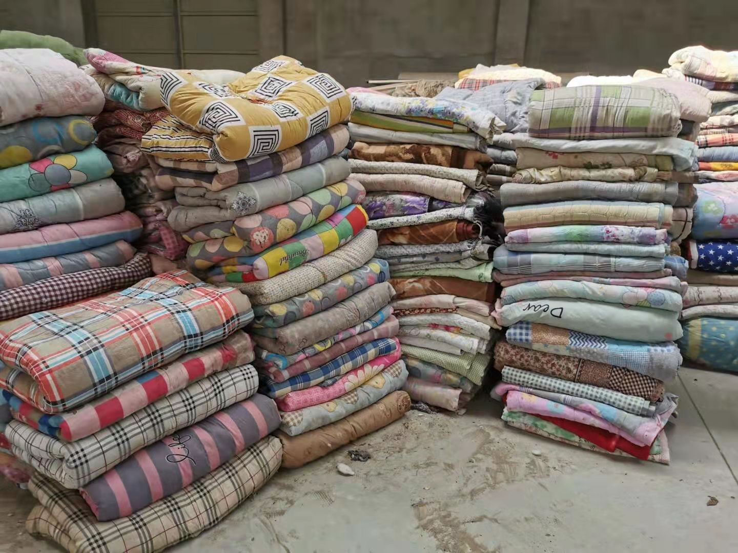 现货供应旧被子 冬季棉被保温被卷批发 家用被子供应