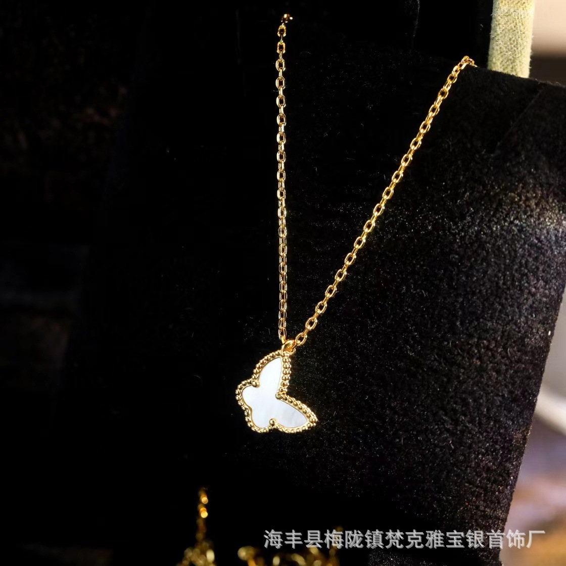 蝴蝶时尚项链女18k金白贝母锁骨链轻奢小号双面吊坠厂家一件代发