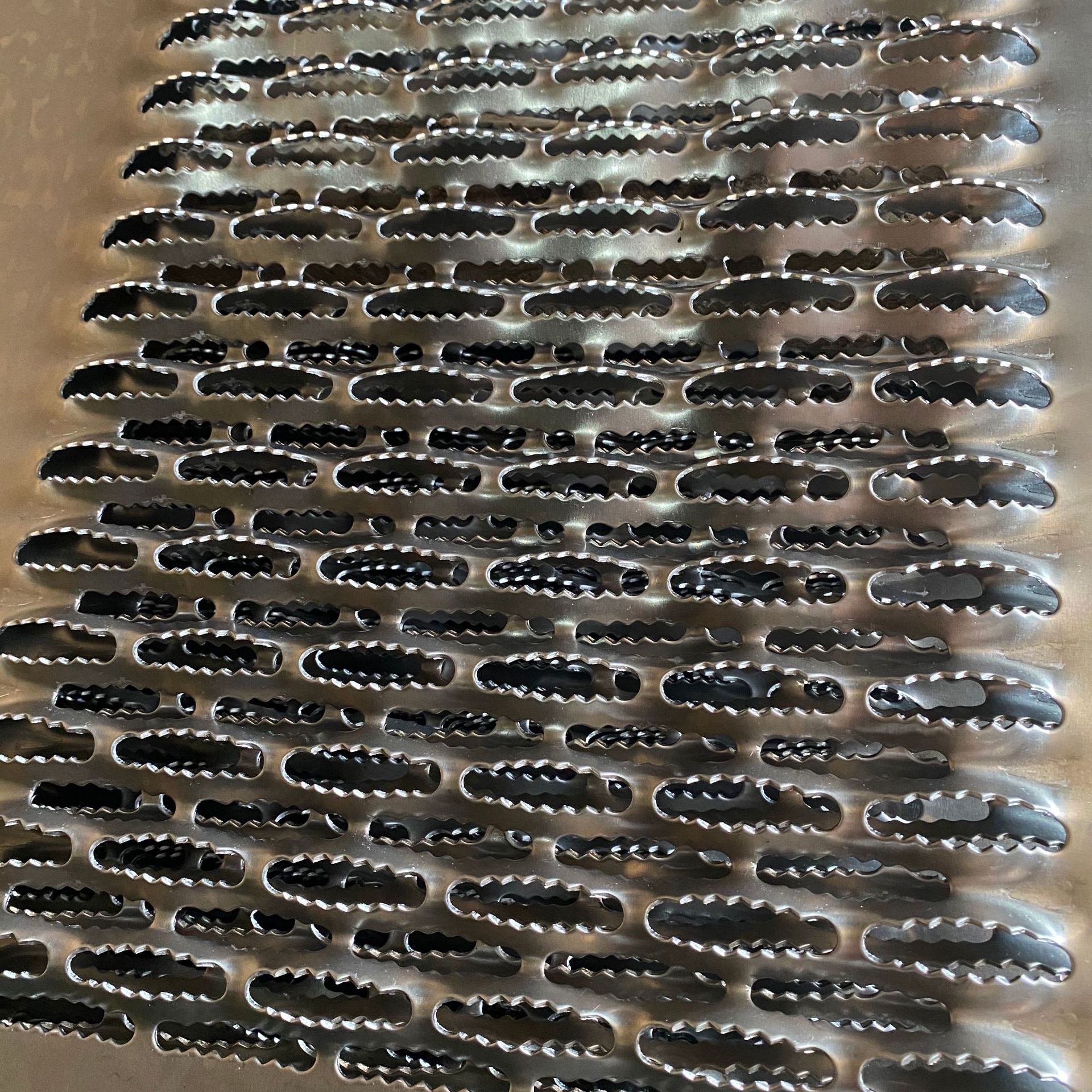 不锈钢鳄鱼嘴防滑板 钻井工作平台 平台齿形防滑 鱼眼脚踏防滑板