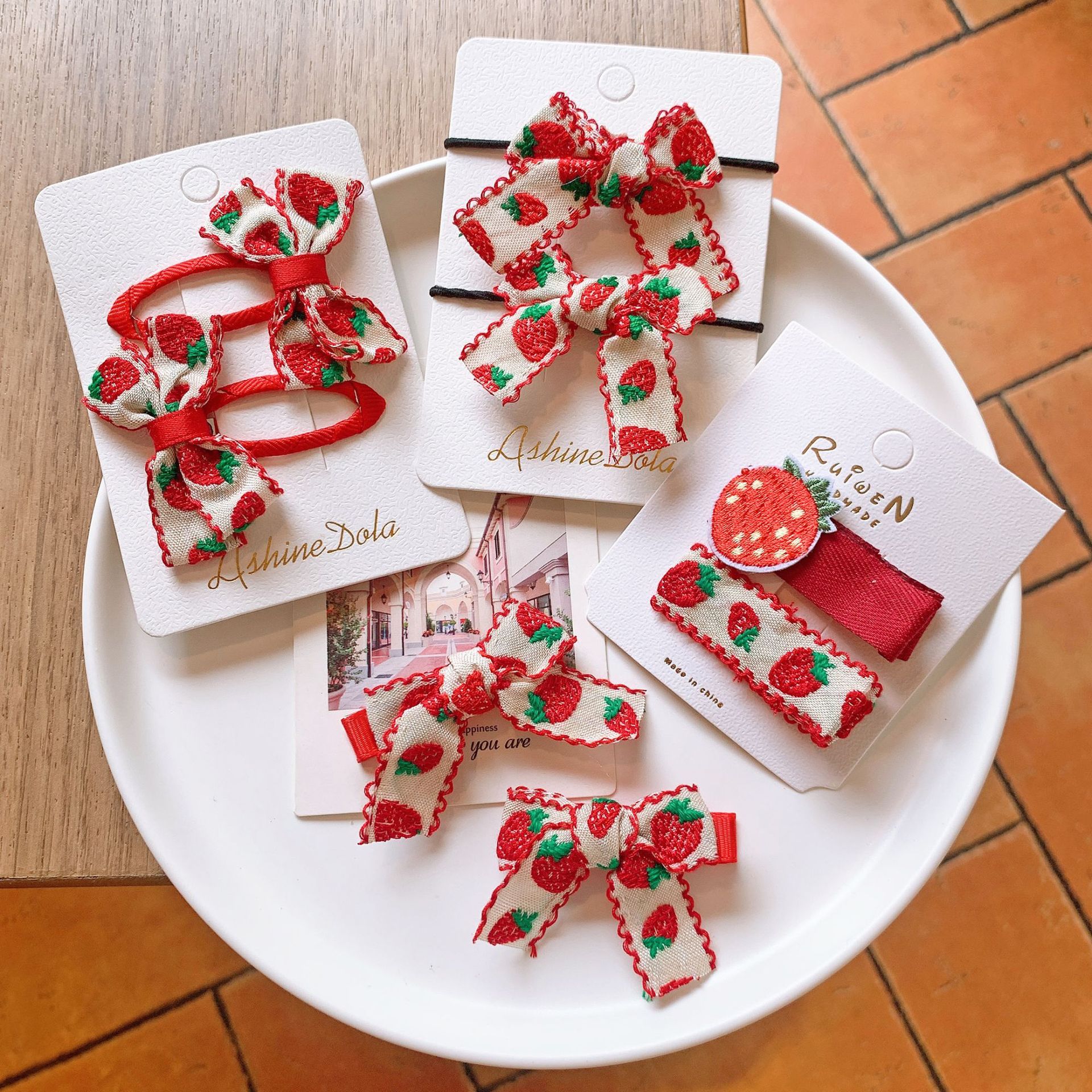 韩版儿童草莓发夹民族风刺绣蝴蝶结边夹小女孩可爱扎头发皮筋对装