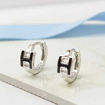 新品通体925银耳扣黑色滴胶字母h耳环女高级感潮流耳饰睡觉不用摘