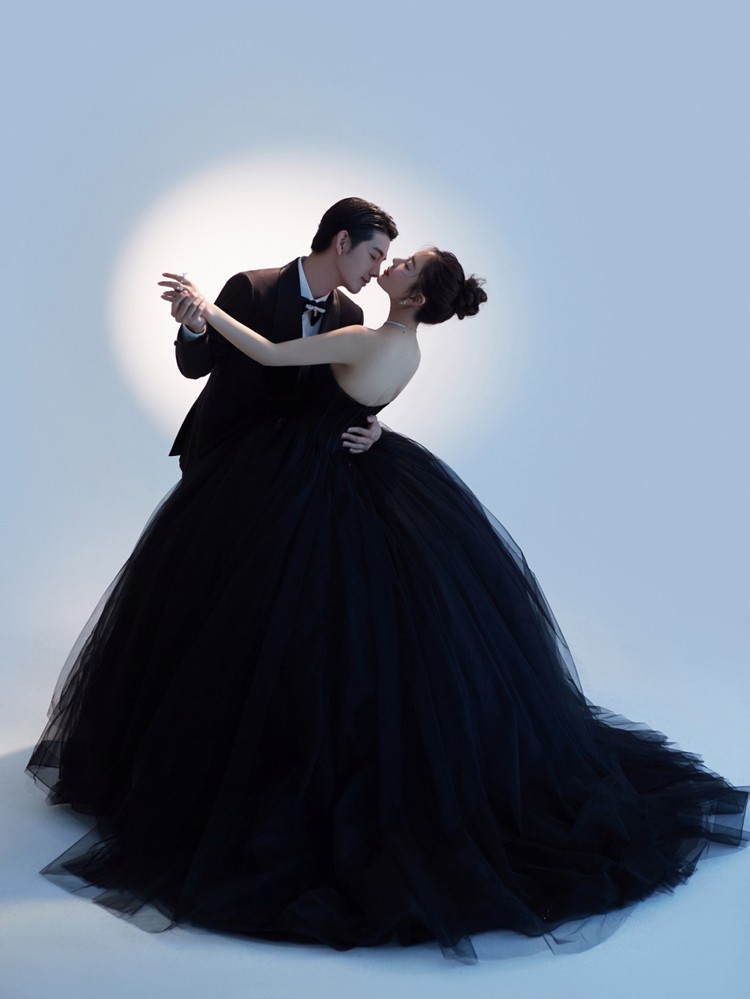 2022新款影楼摄影服装复古赫本拖尾黑婚纱抹胸情侣写真形象照礼服