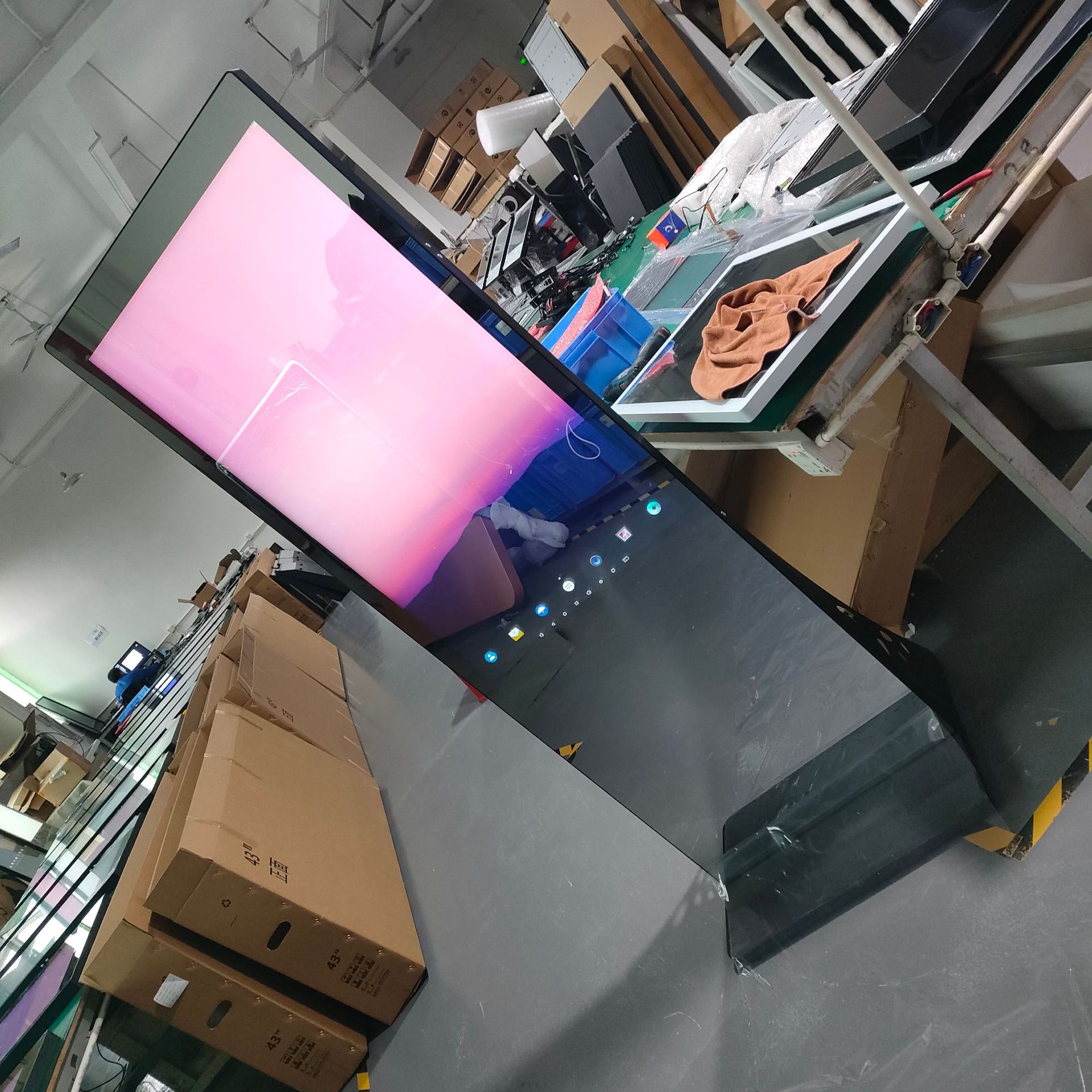 感应式的镜面广告机(当客人接近镜面时,通过红外感应到人体.