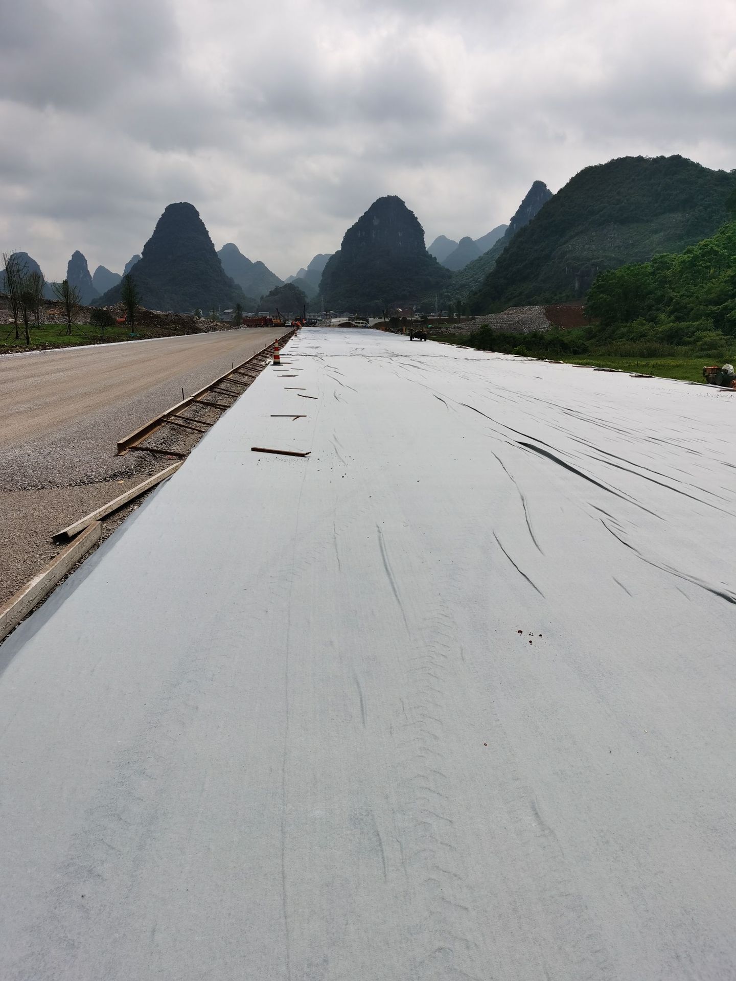 厂家现货长丝土工布白色短纤针刺土工布反滤透水源头商无纺土工布