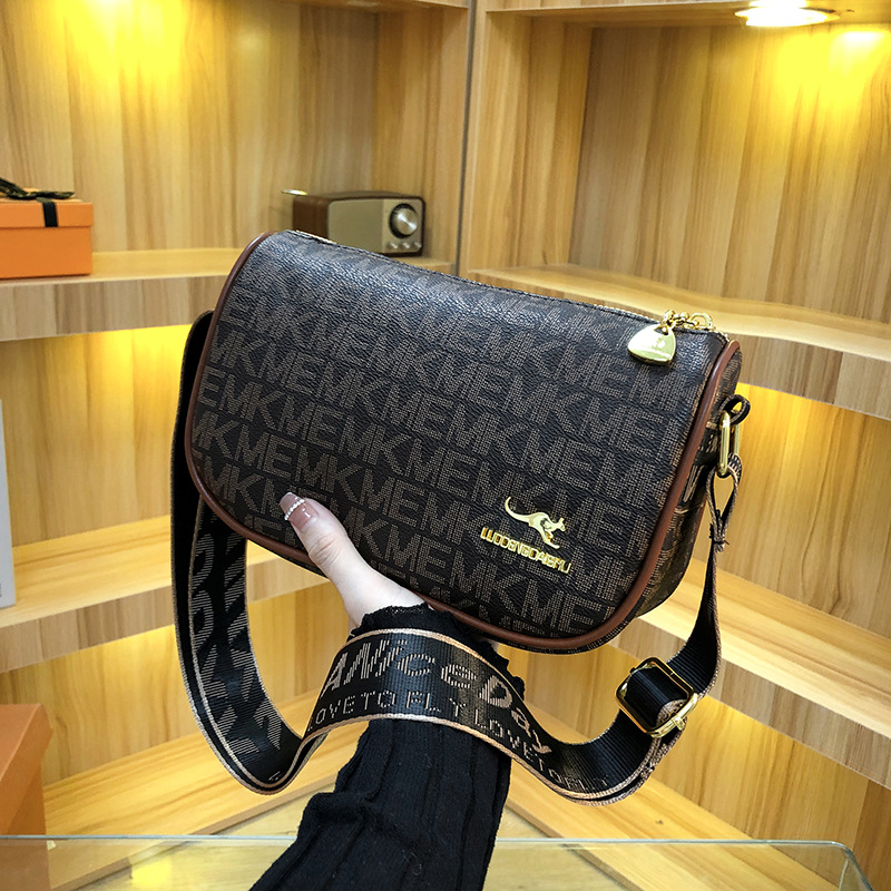 Women's Bag 2022 Autumn and Winter New Korean Fashion Retro Alphabet All-Match Shoulder Bag Niche Temperament Messenger Bag