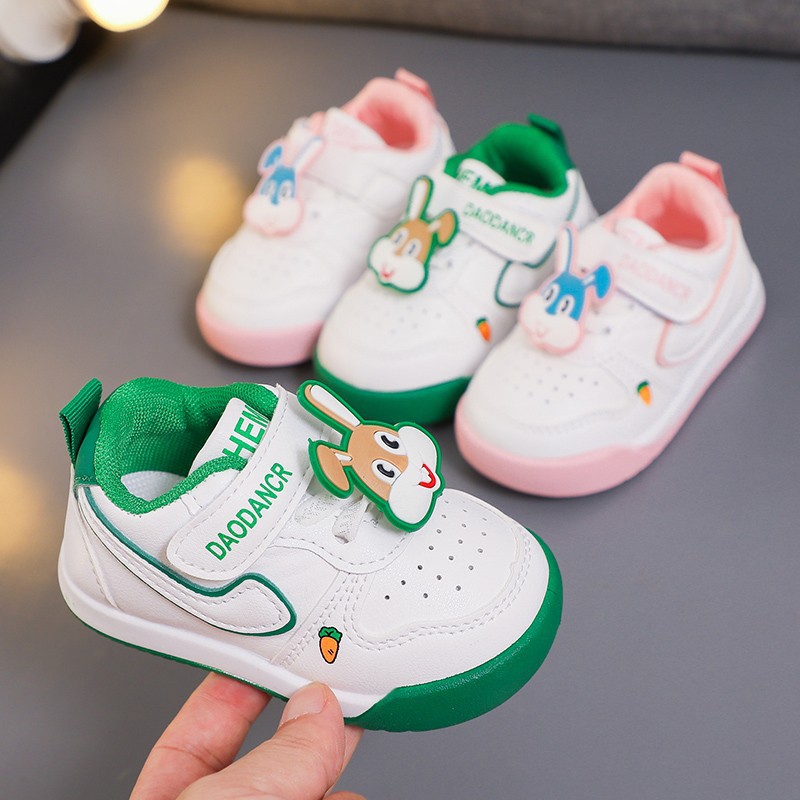 卡通配饰儿童跑步鞋可爱小狗迷你小鞋子秋冬新款儿童学步运动鞋