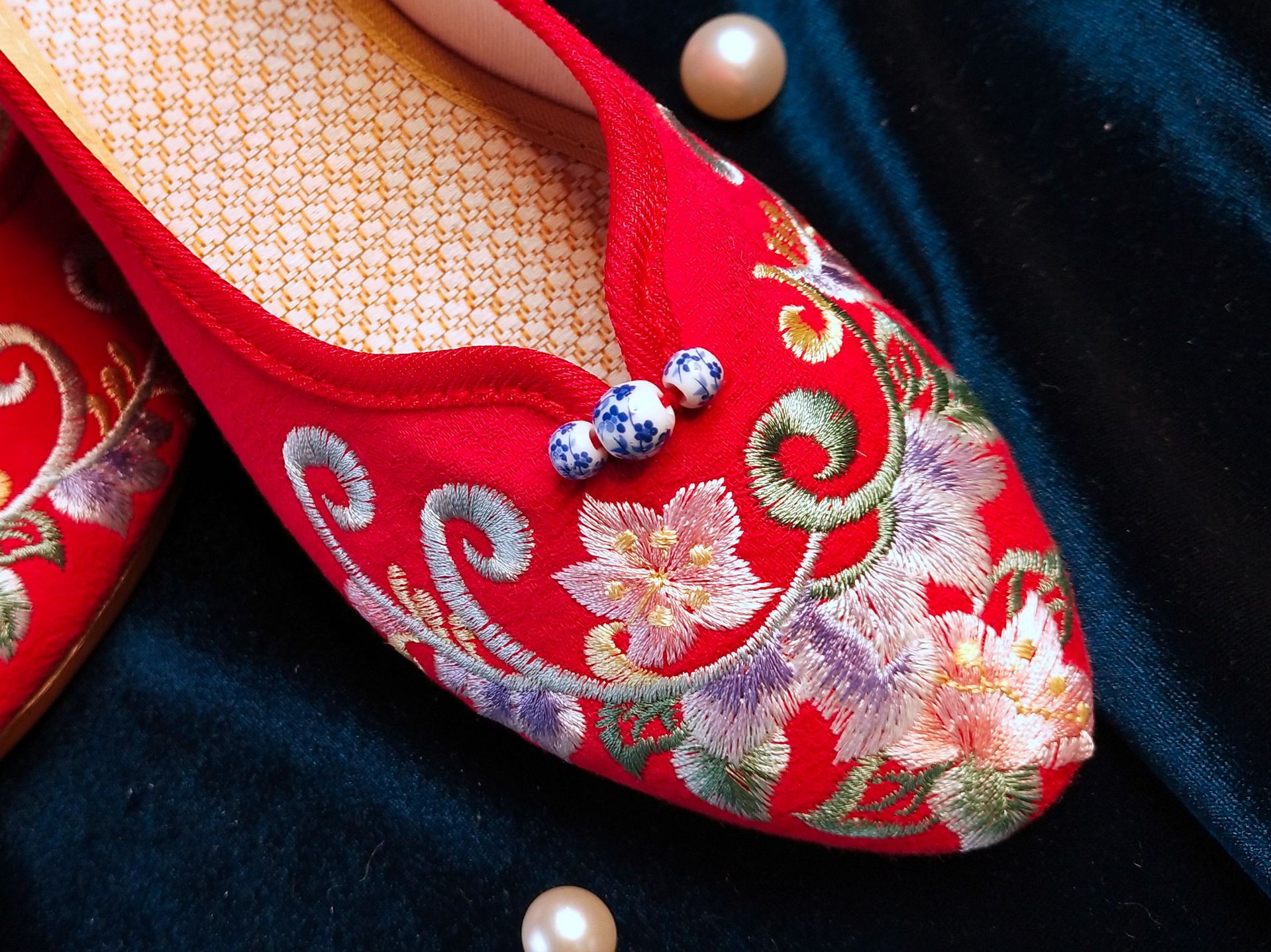 老北京布鞋女尖头复古旗袍鞋红色新娘单鞋民族风绣花鞋女单鞋婚鞋