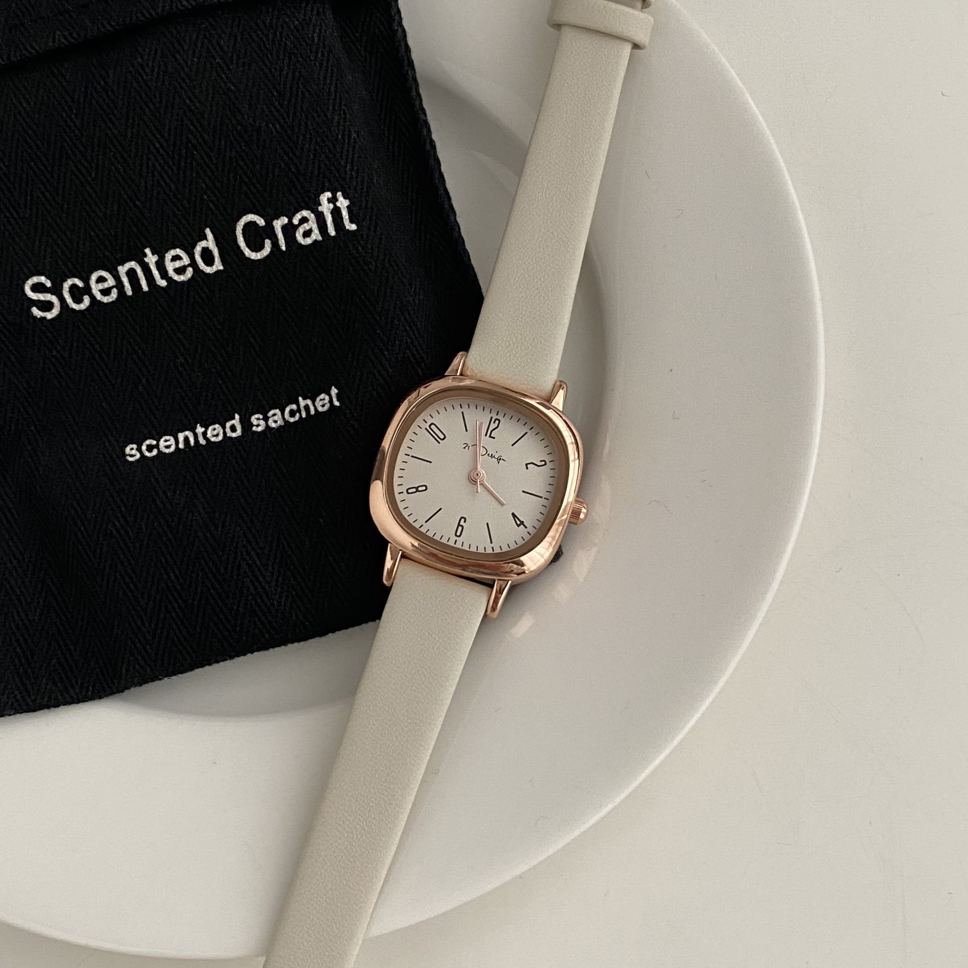 21设计新款时尚潮流方表盘皮带手表网红直播热销款石英防水女士腕