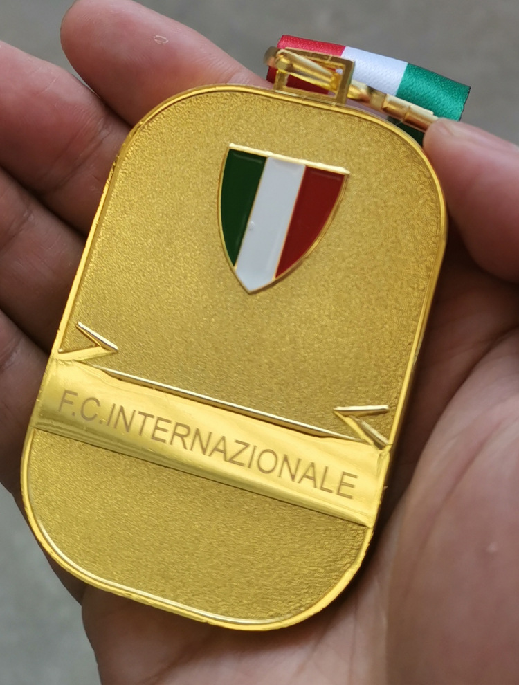 2021意大利甲级联赛意甲夺冠球队国际米兰足球球迷纪念品奖牌挂牌