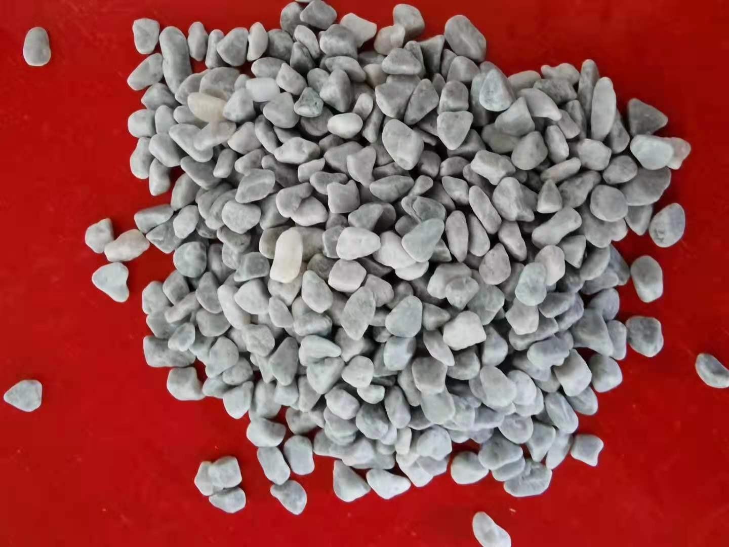 现货批发黑黄红灰彩色米石 洗米石 园林绿化盆栽装饰用磨圆石米