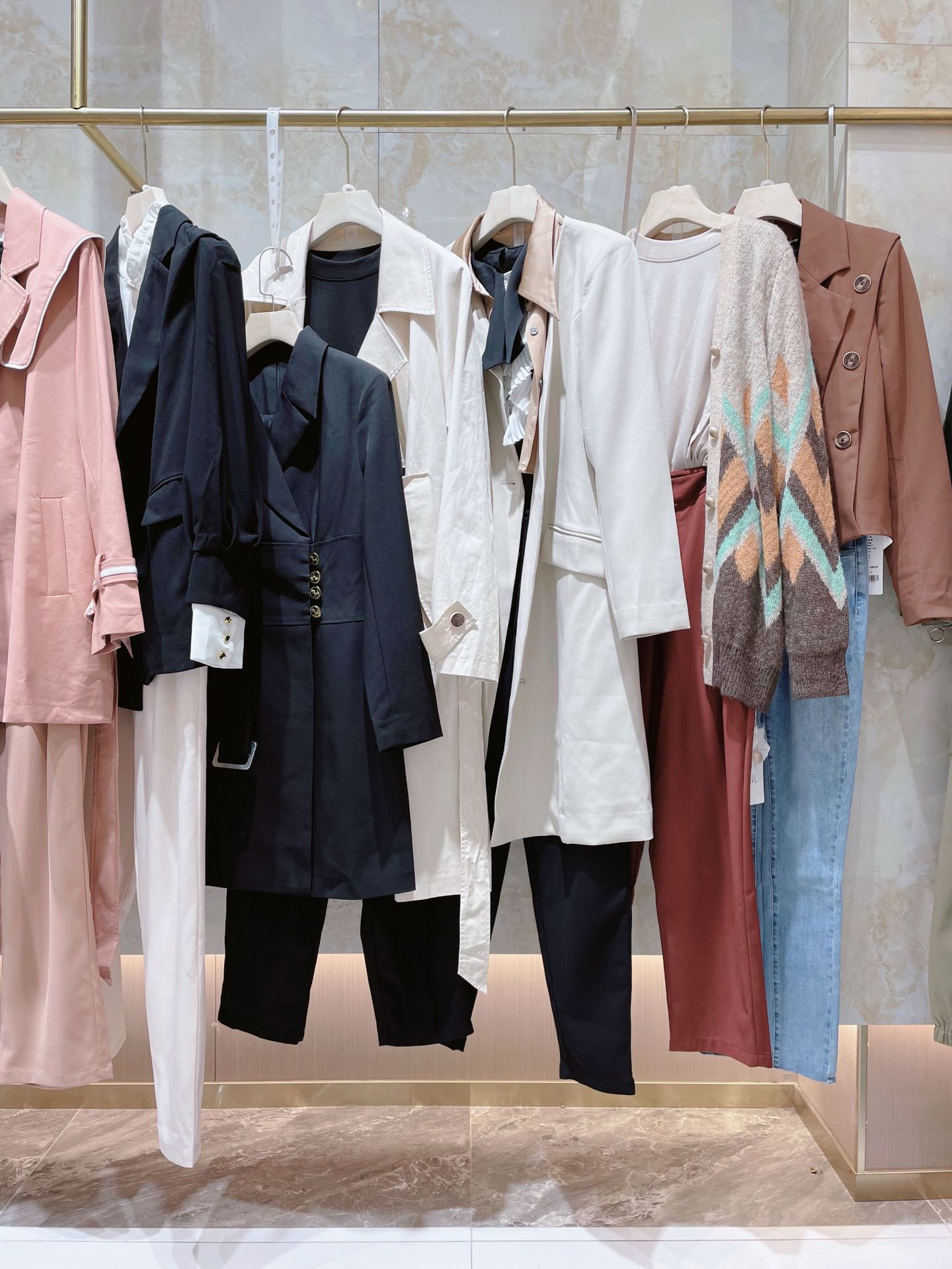 简约风情品牌女装批发 22春季外套风衣带标撤柜女装 直播一手货源