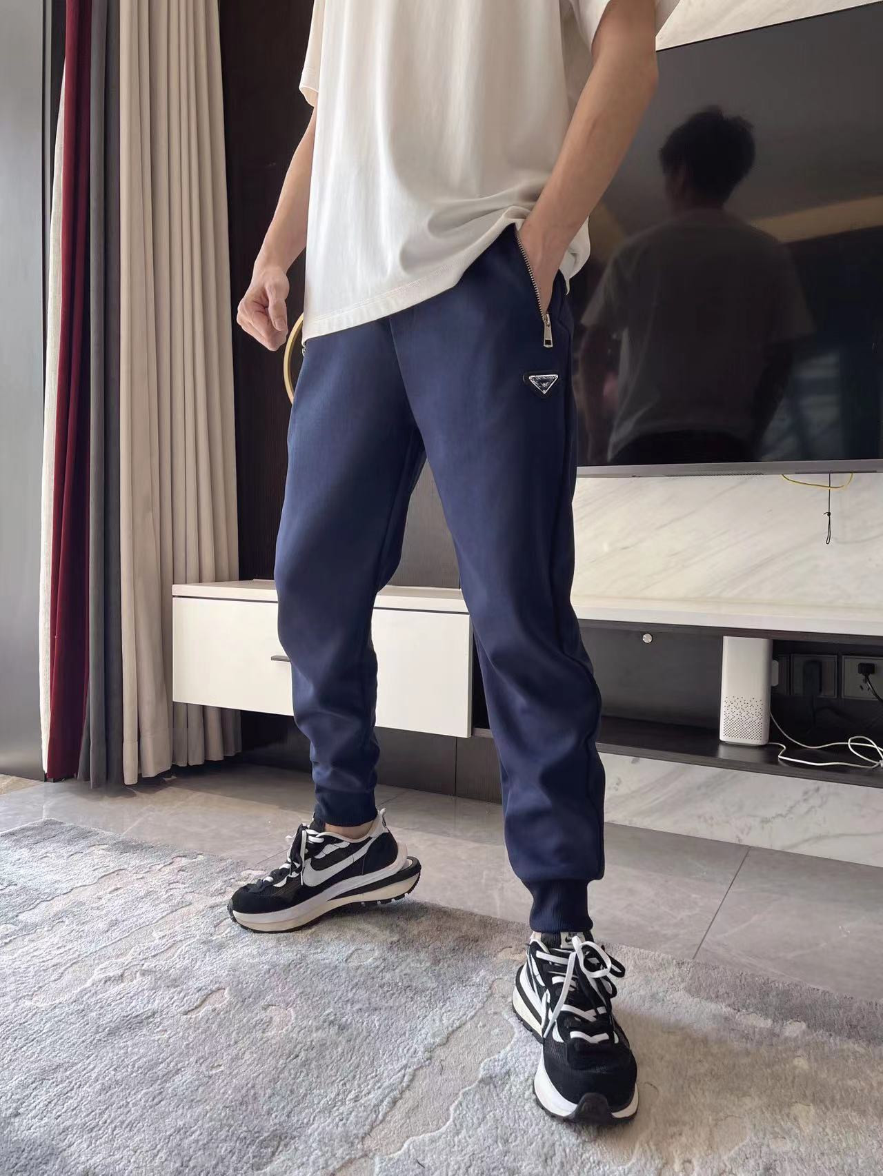 (9176)金属三角标后臀镂空字母标男士收口休闲卫裤