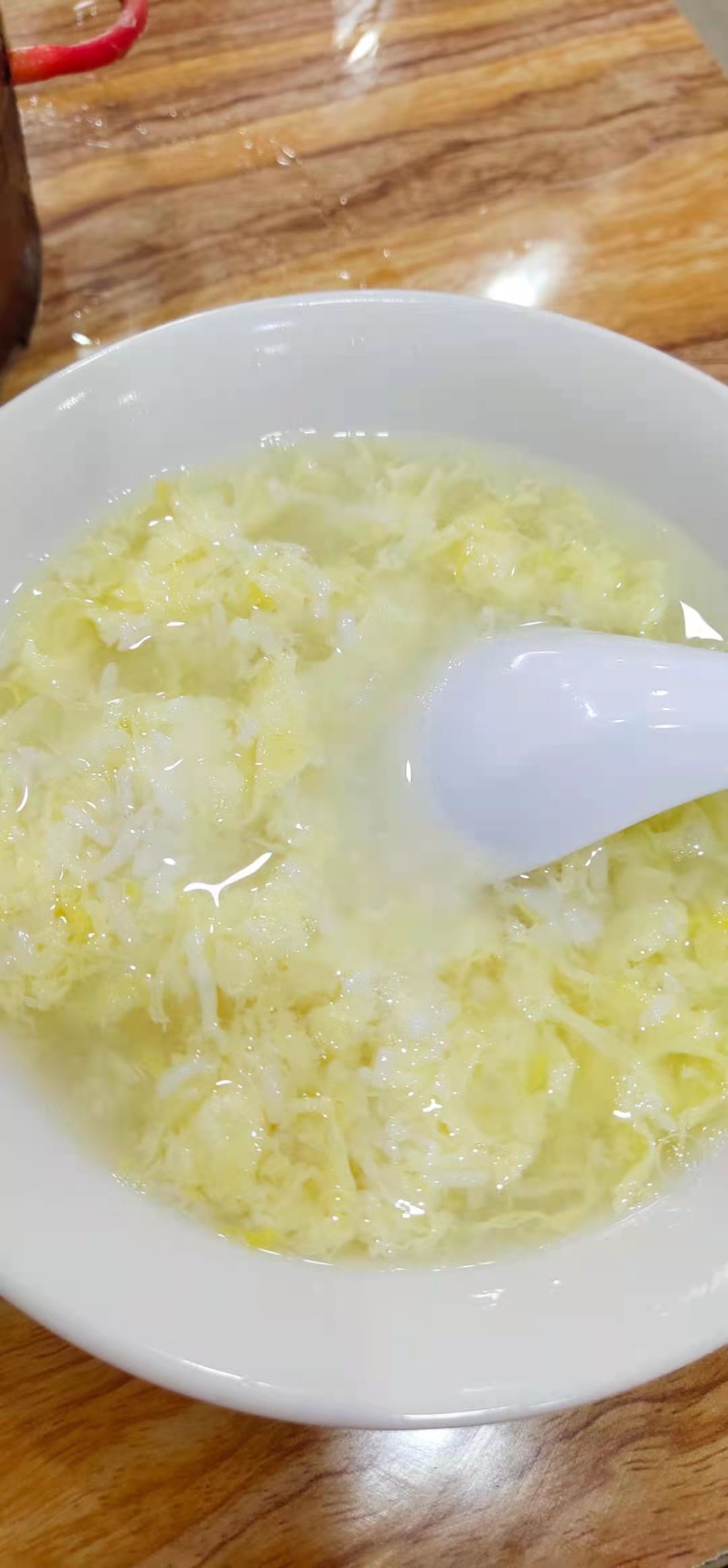 我在她家受到了热情款待,她制作了手工蒸饺和甜酒冲蛋给我品尝,手工