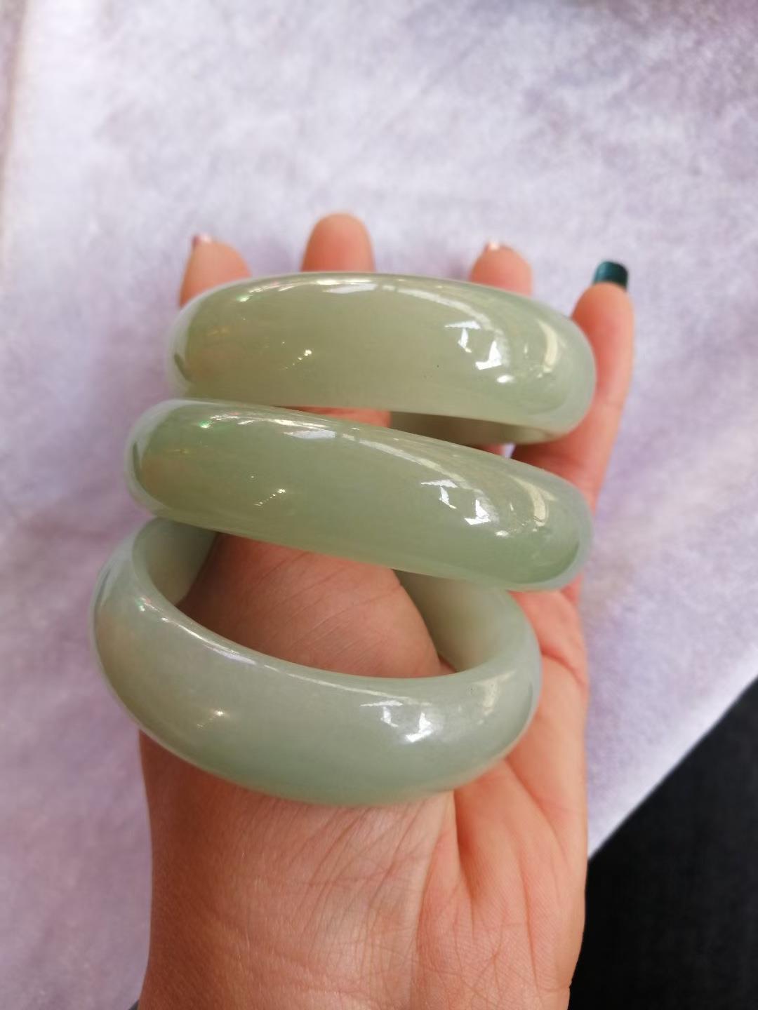 内蒙古佘太翠天然玉石豆绿色时尚款女士玉手镯带证书