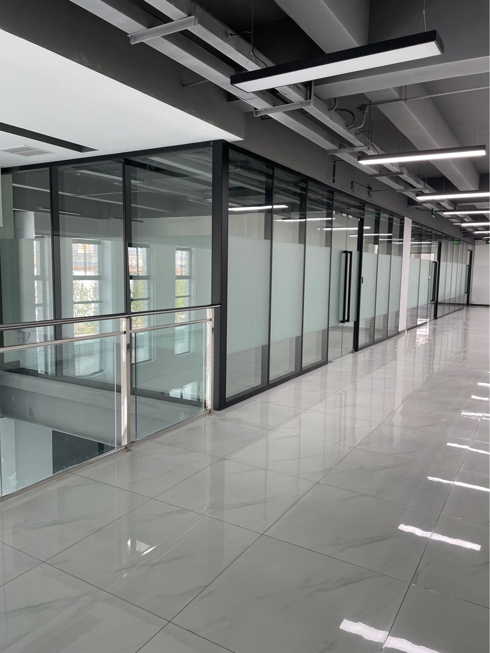 重庆成品玻璃隔断墙双层玻璃中空百叶隔音办公室隔墙单层磨砂防火